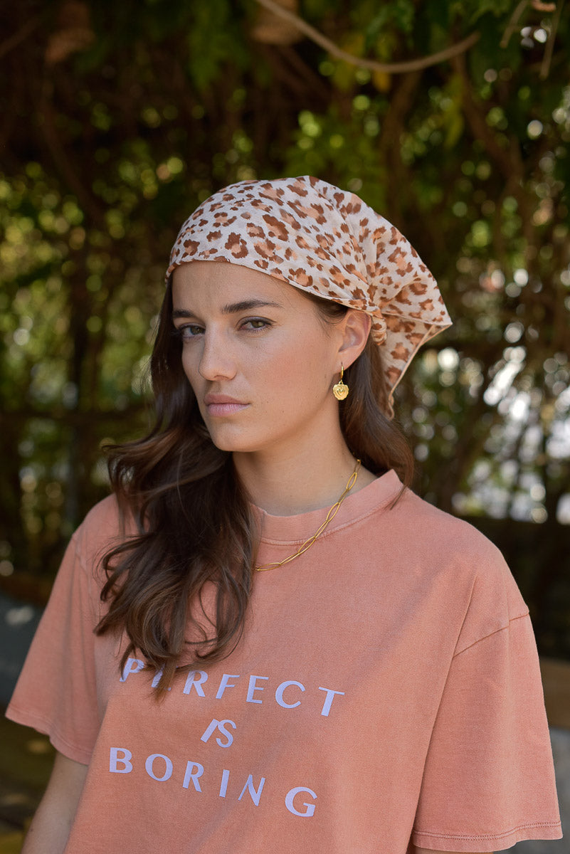 portrait femme foulard leopard rose marlot paris porté en fichu