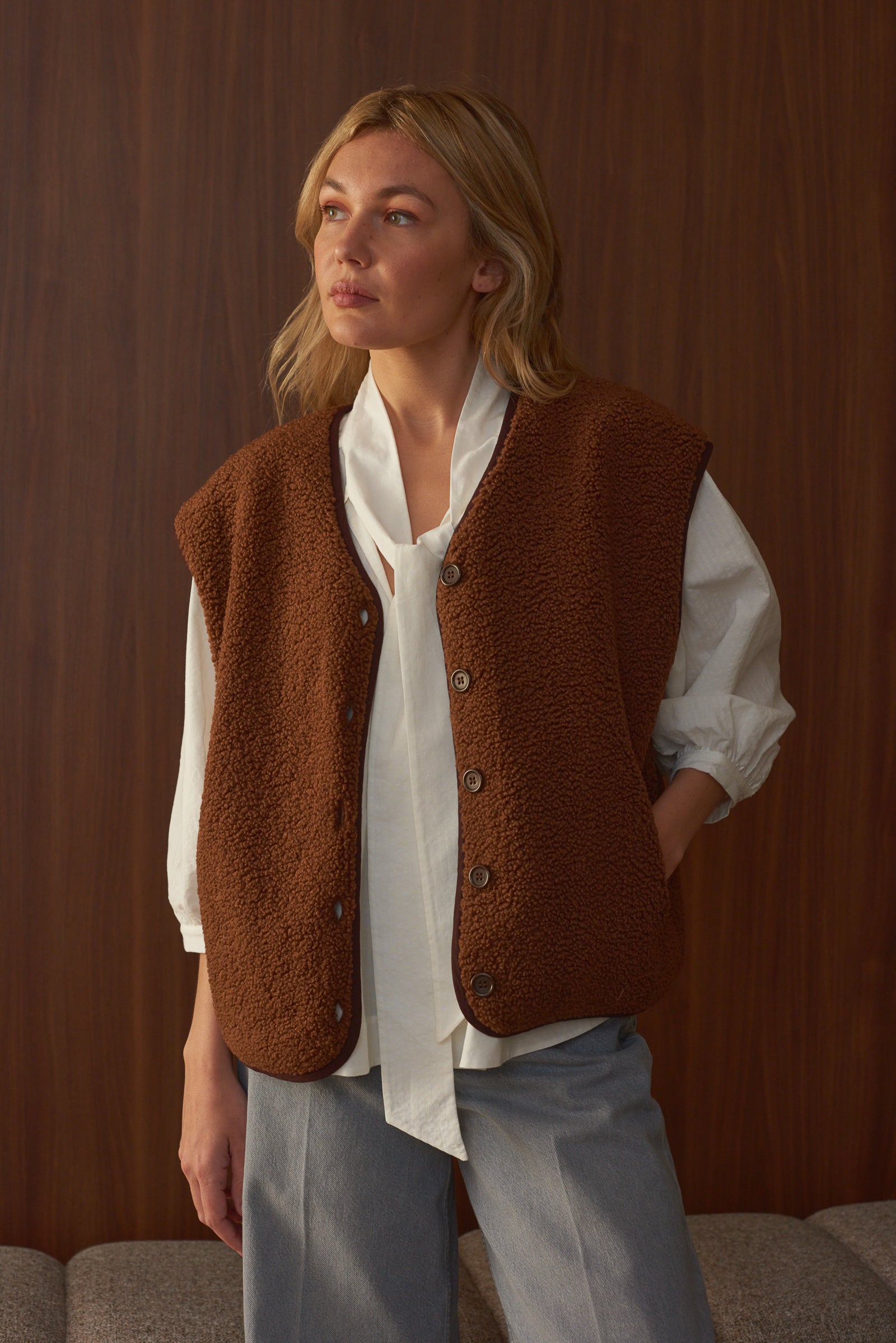 Look femme blouse blanche col lavallière gilet moumoute marron Marlot Paris.