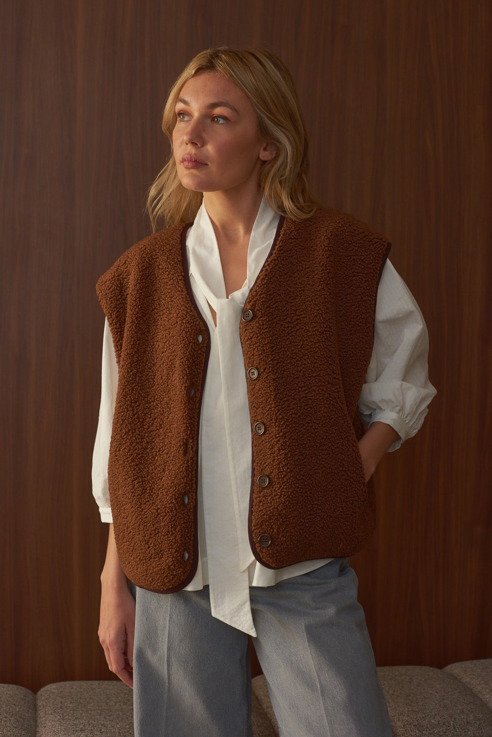 Look femme blouse blanche col lavallière gilet moumoute marron Marlot Paris.