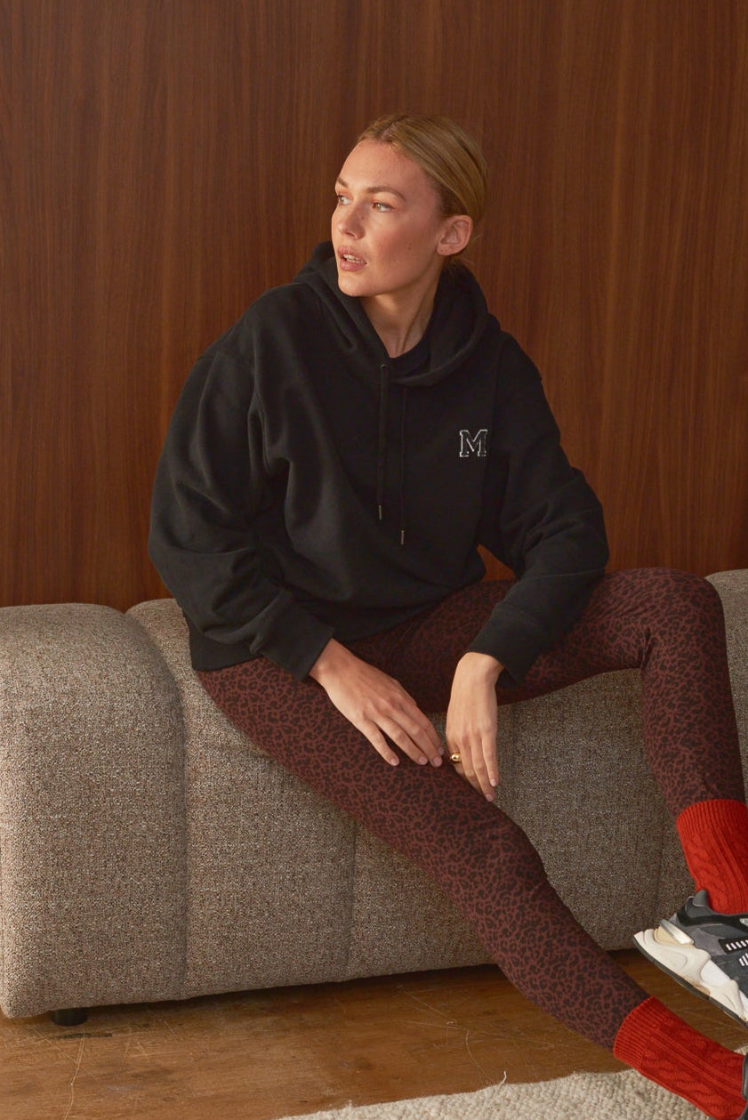 Look femme assise hoodie léon noir Marlot Paris legging léopard
