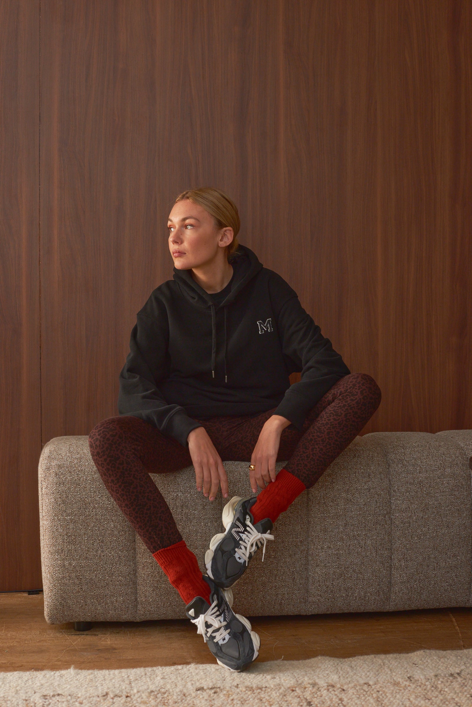 Portrati femme assise pouf look legging léopard brun Marlot Paris.