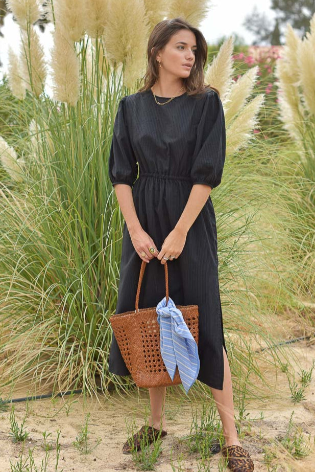 look femme devant verdure robe aimé noir marlot paris