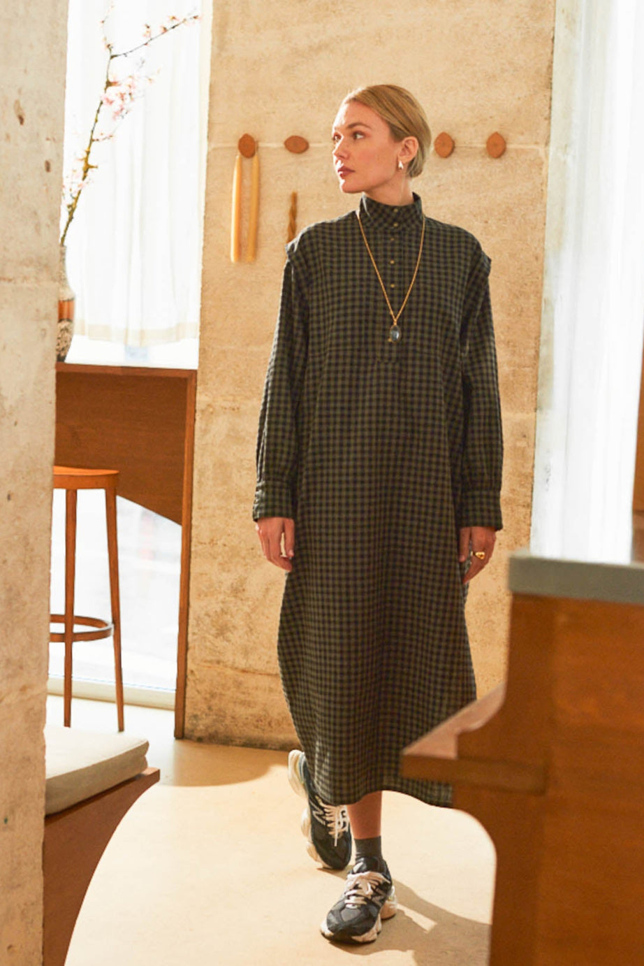 Look femme de face robe longue vichy kaki et bleu marine Marlot Paris
