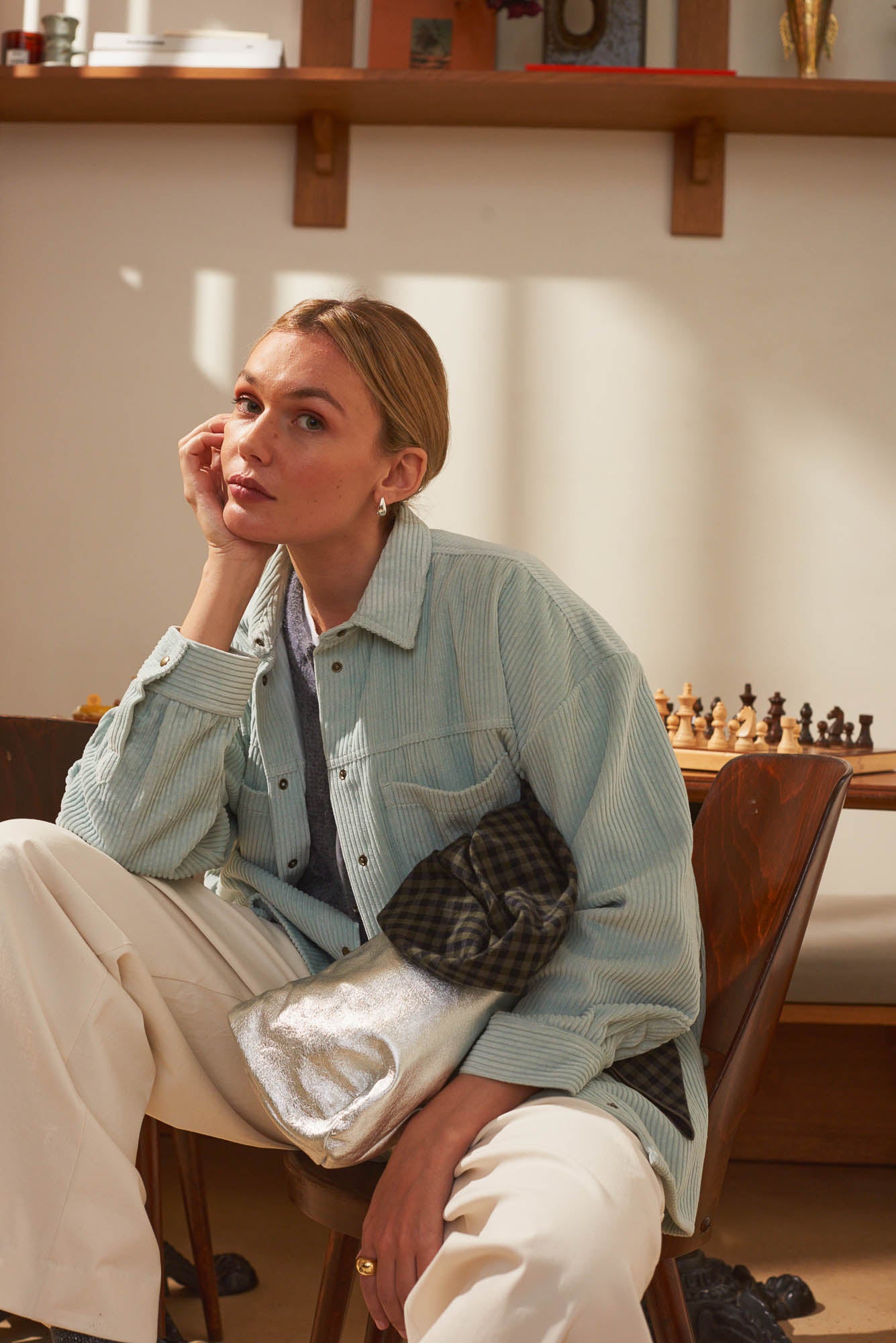 Look femme blonde assise surchemise velours céladon Marlot Paris