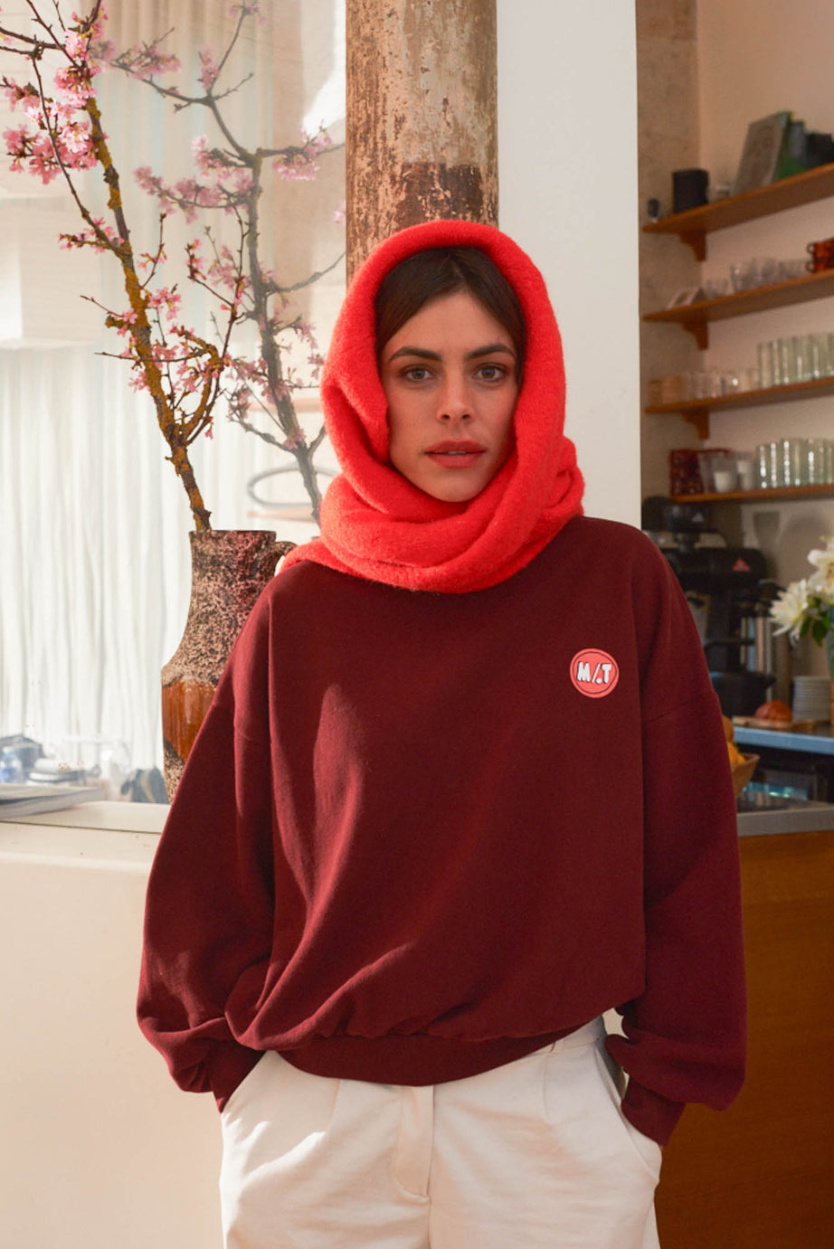 Look femme sweat brun foulard rouge sur la tête Marlot Paris