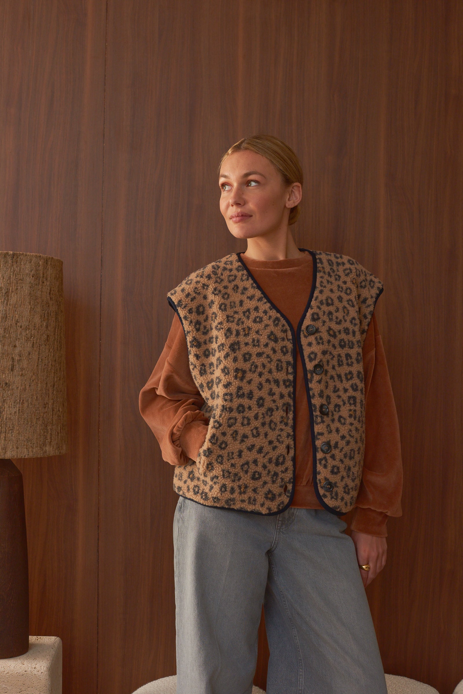 Look femme sweat velours mocha et gilet moumoute léopard Marlot Paris.