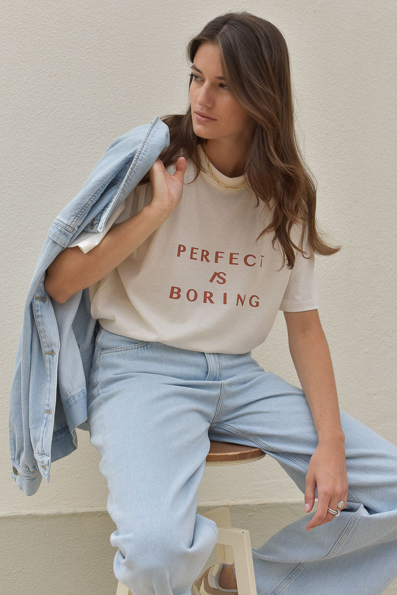 look femme tee-shirt coton bio message veste en jean sur l'épaule marlot paris