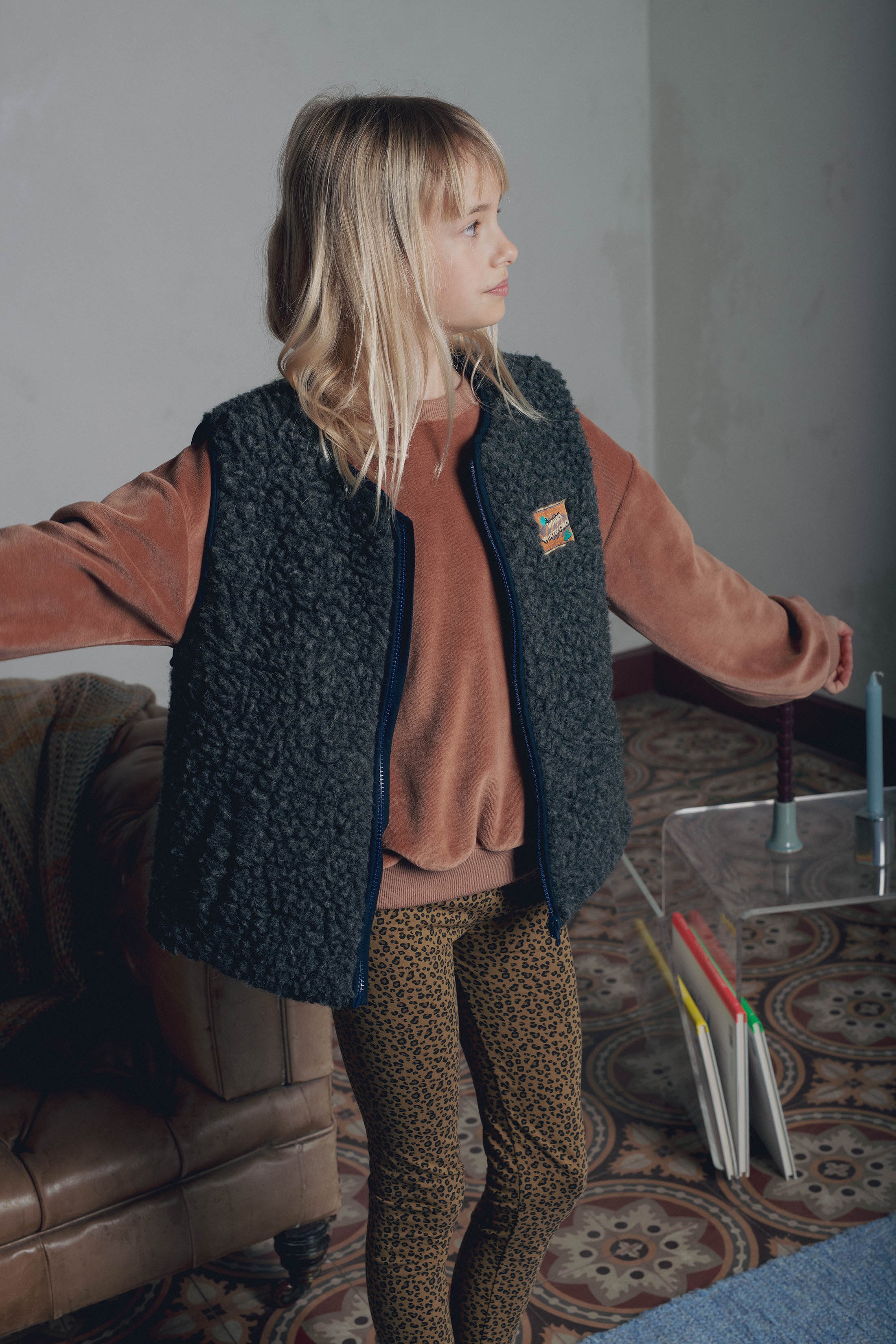 Look fille gilet sans manche sherpa gris sur sweat velours Marlot Paris