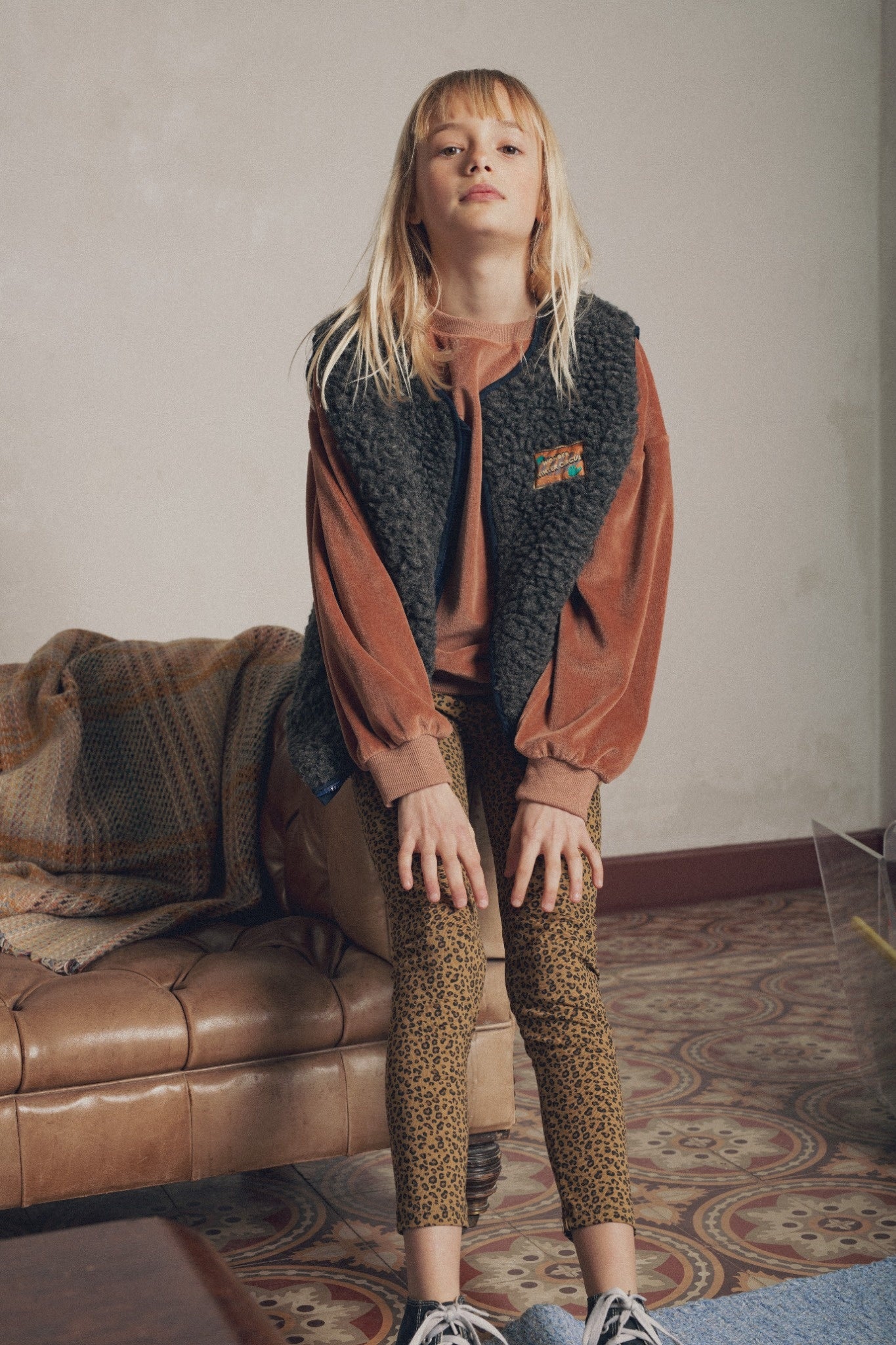 Look fille sweat velours mocha et veste sans manche moumoute grise Marlot Paris.