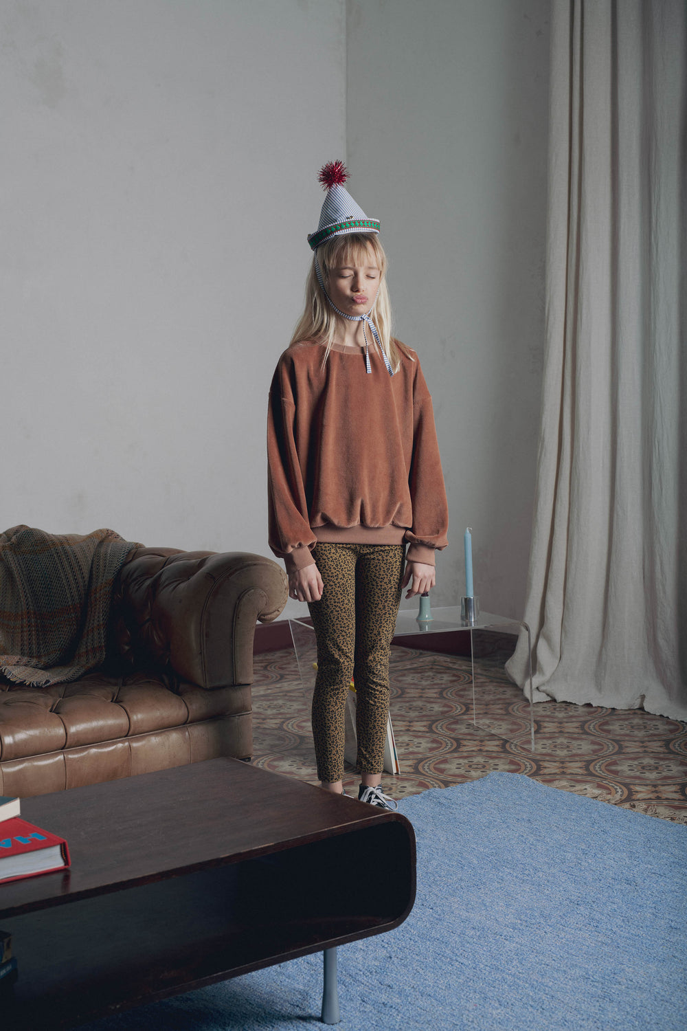 Look fille debout chapeau pointu sweat velours et legging léopard Marlot Paris.