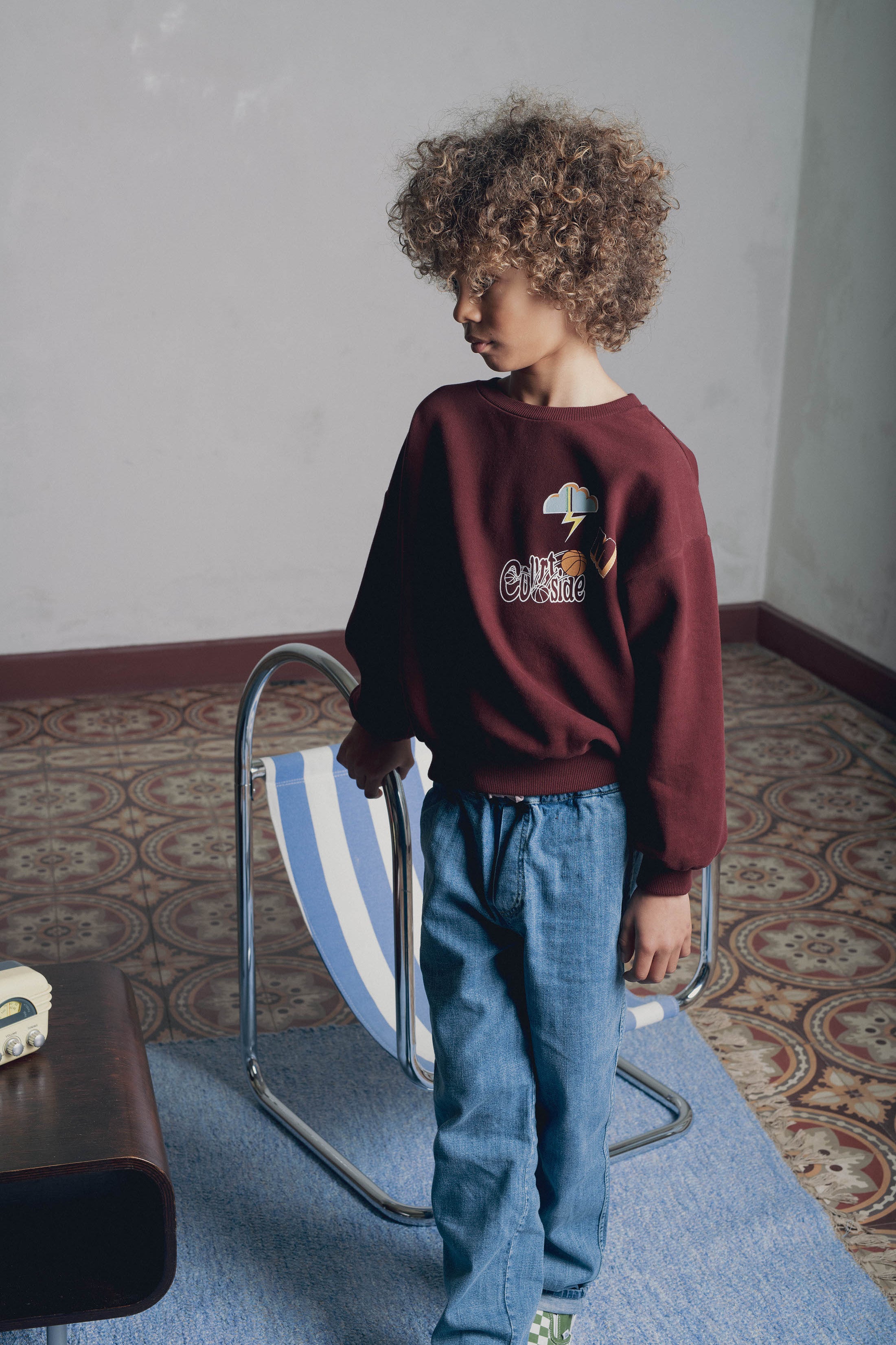 Look garçon debout sweat molleton marron et jean Marlot Paris