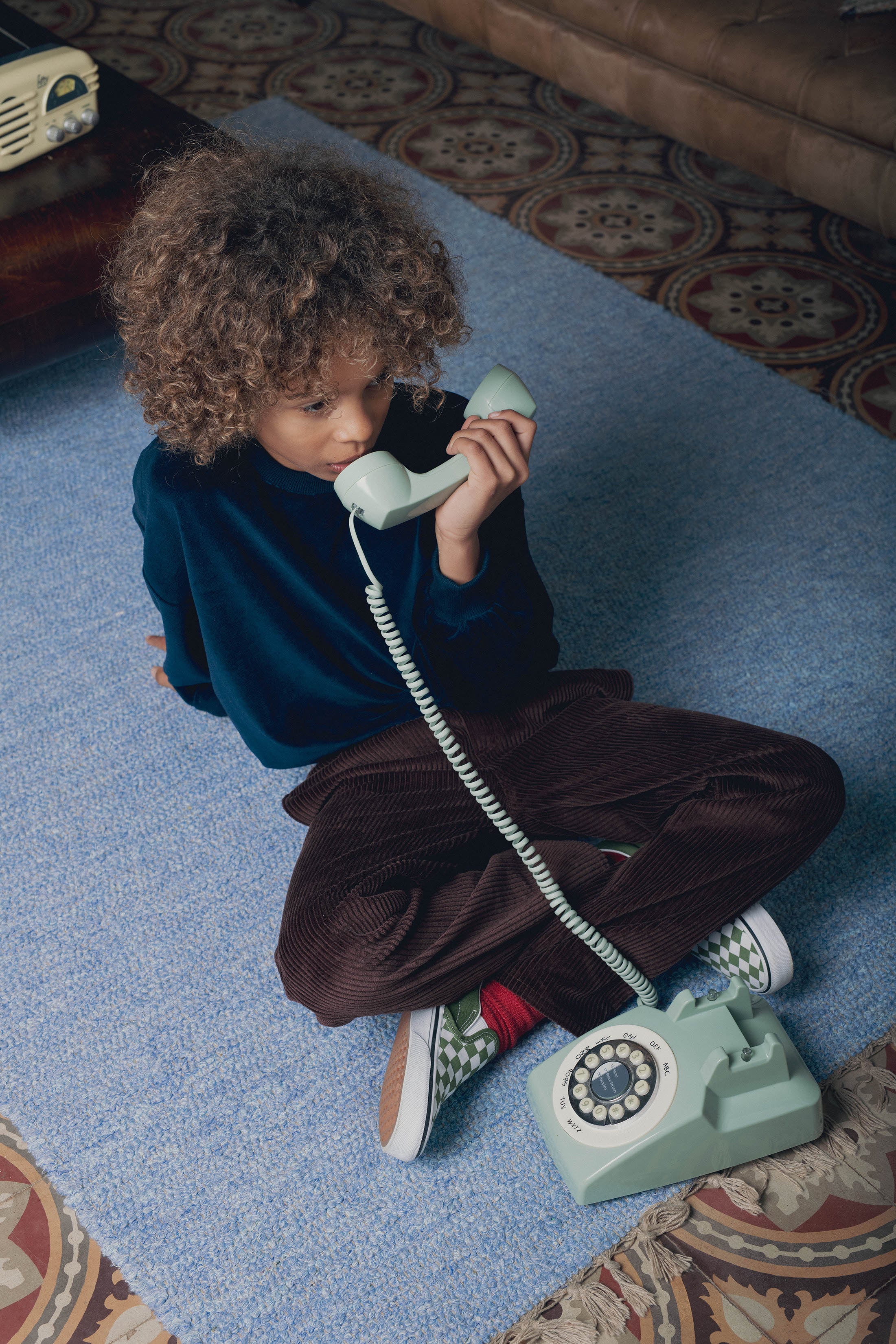 Look garçon sweat velours et pantalon velours téléphone vintage Marlot Paris