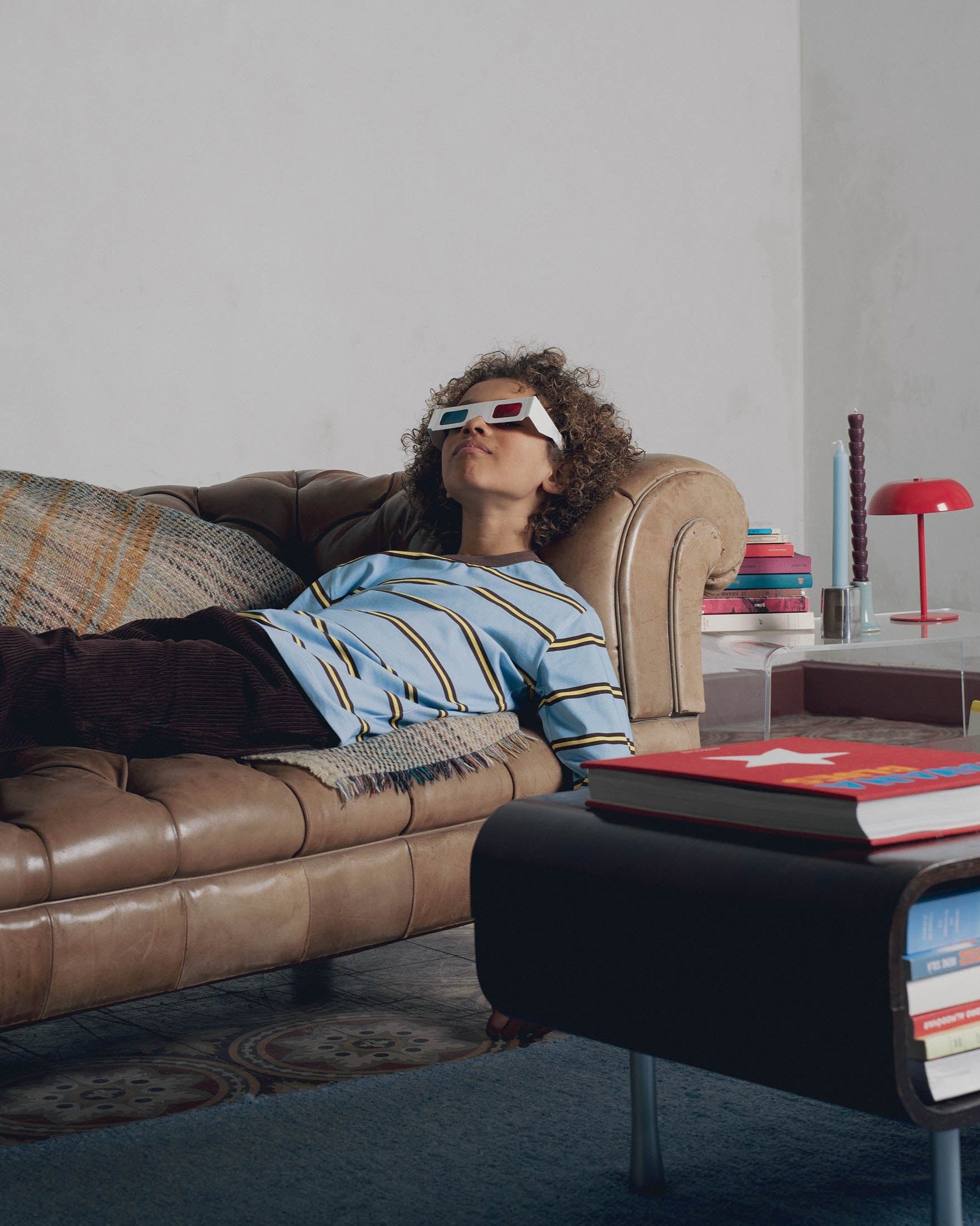 Garçon allongé sur canapé portant tee-shirt rayé bleu Marlot Paris