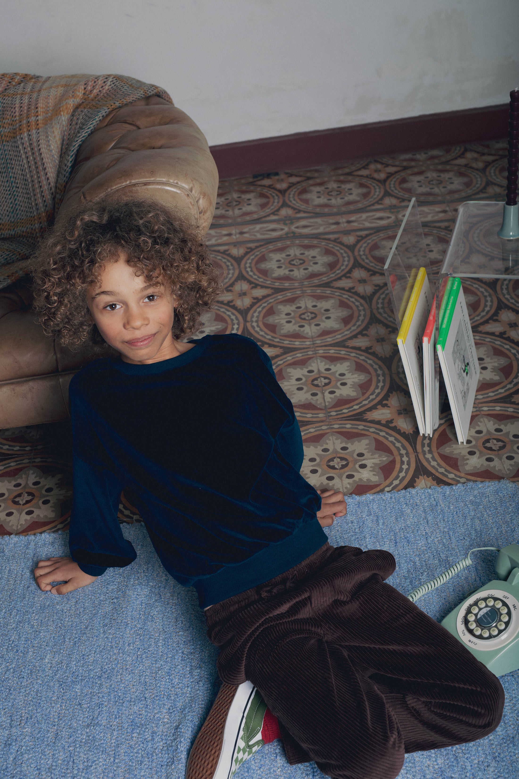 Portrait garçon look velours sweat et pantalon Marlot Paris