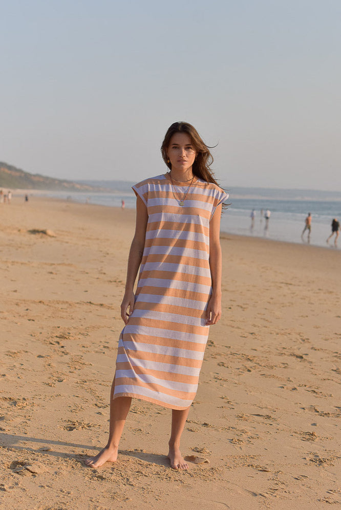 femme portant robe plage rayée lilas marlot paris