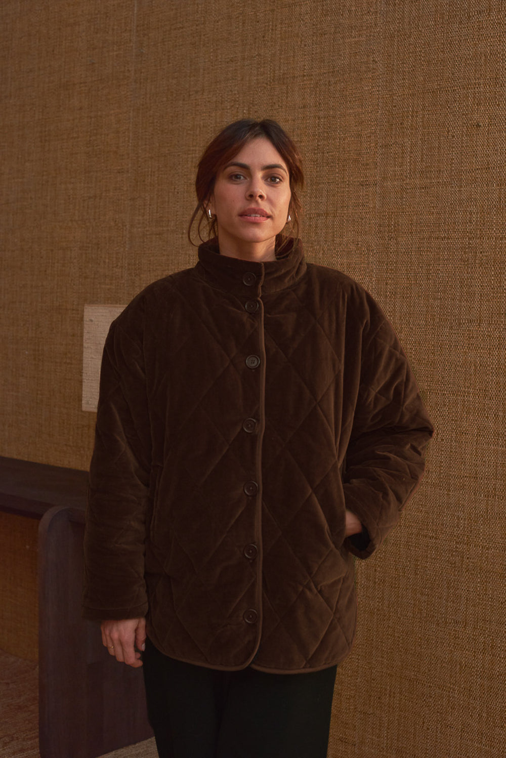 Portrait femme portant manteau velours matelassé chocolat Marlot Paris.