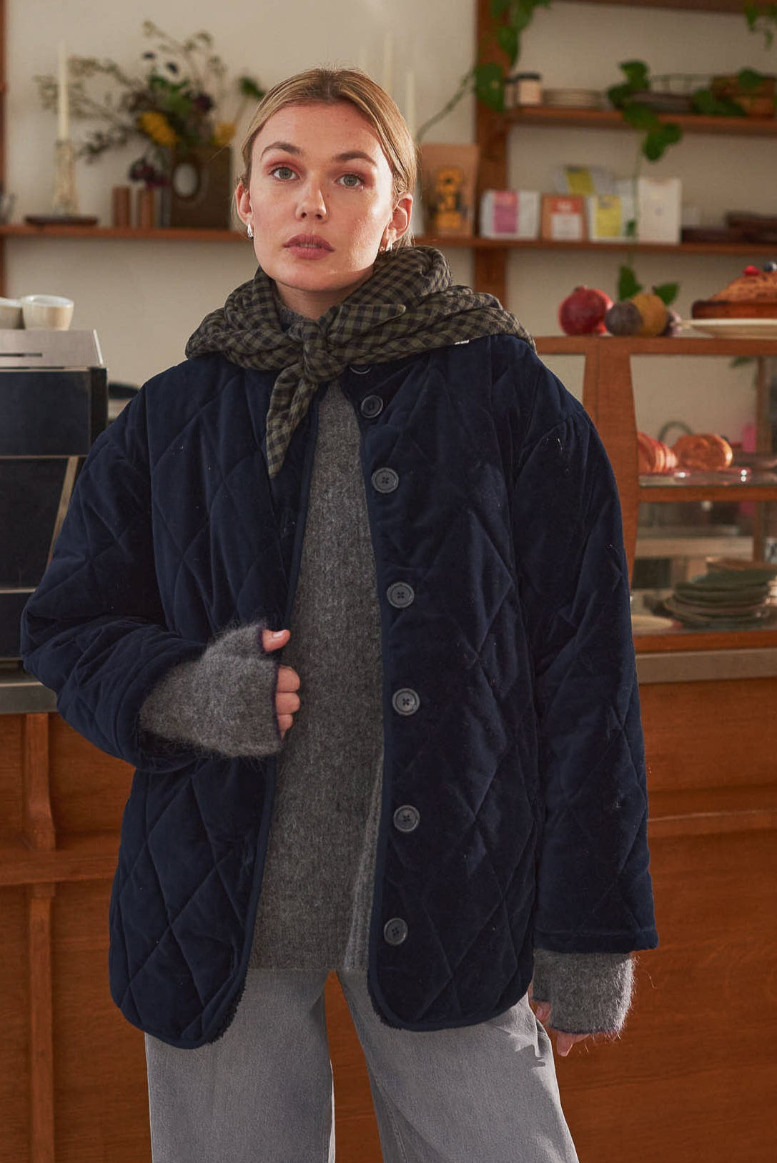 Look femme manteau velours bleu marine Marlot Paris décor café comptoir.