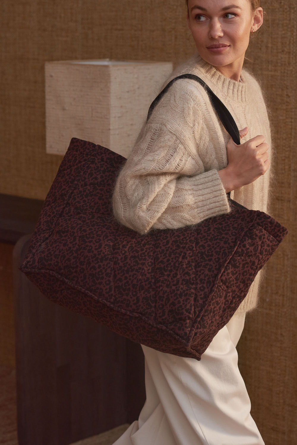 Portrait femme portant maxi cabas léopard chocolat Marlot Paris tenue blanche
