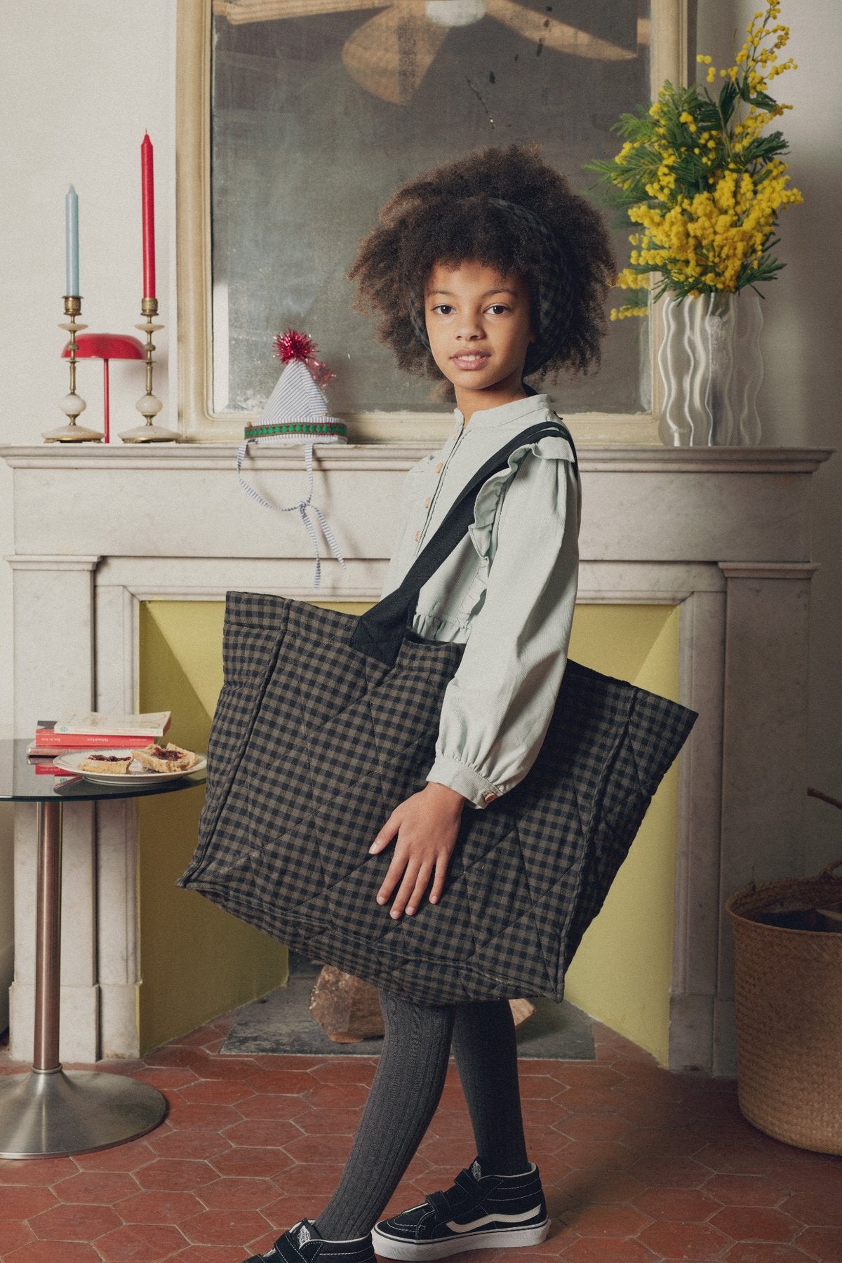Portrait petite fille portant maxi cabas carreaux kaki Marlot Paris.