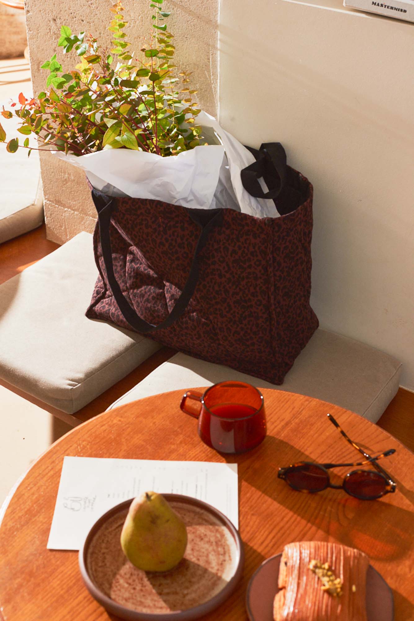 Table café lumière matin et maxi cabas léopard Marlot Paris