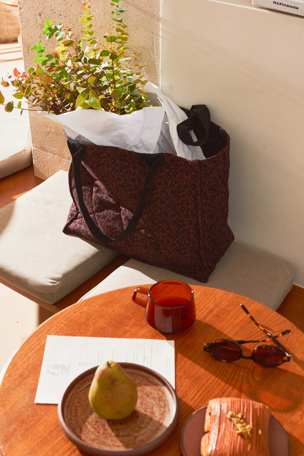 Table café lumière matin et maxi cabas léopard Marlot Paris