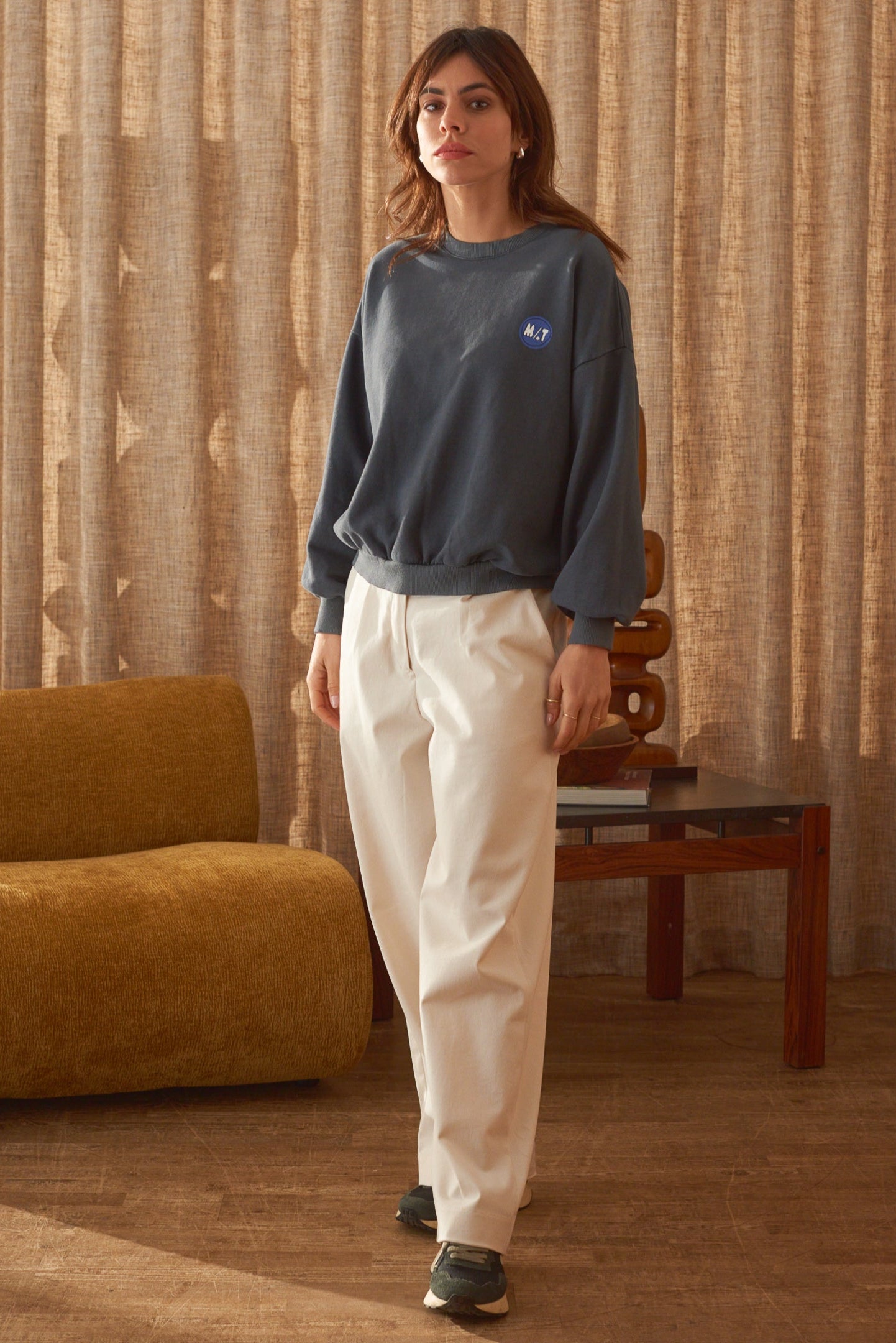 Look femme pantalon large écru et sweat gris carbone Marlot Paris.