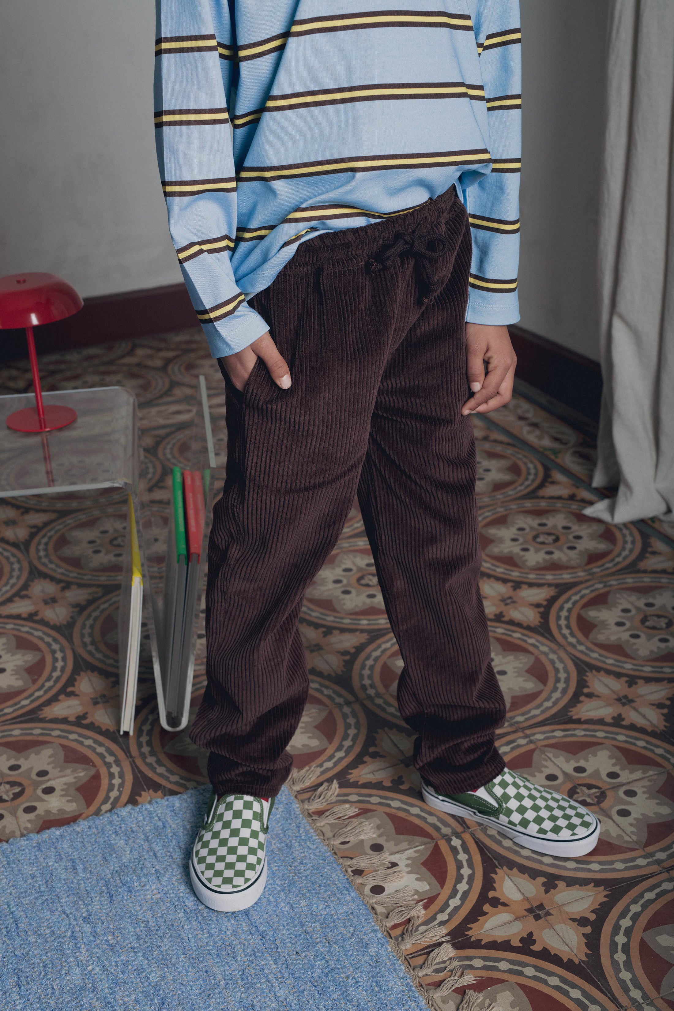 Pantalon velours côtelé marron garçon Marlot Paris avec vans et t-shirt rayé