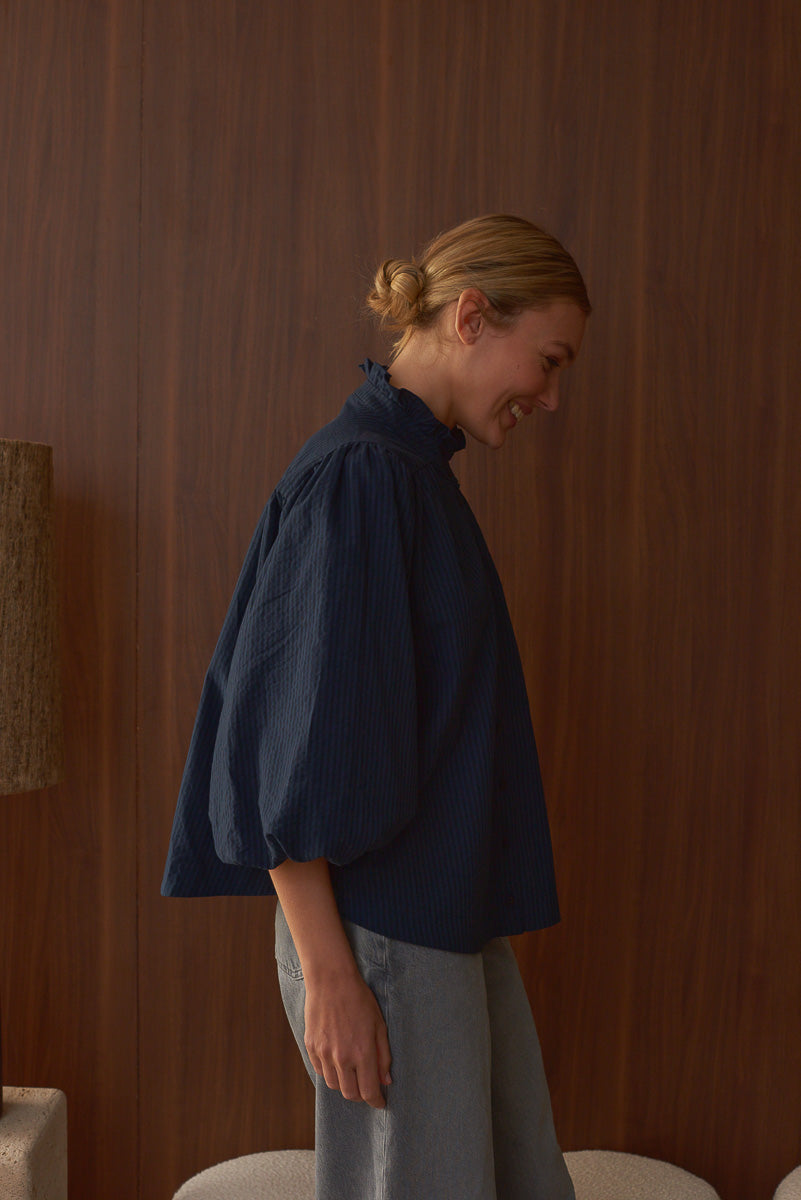 Vue de profil blouse femme bohème bleu indigo Marlot Paris.