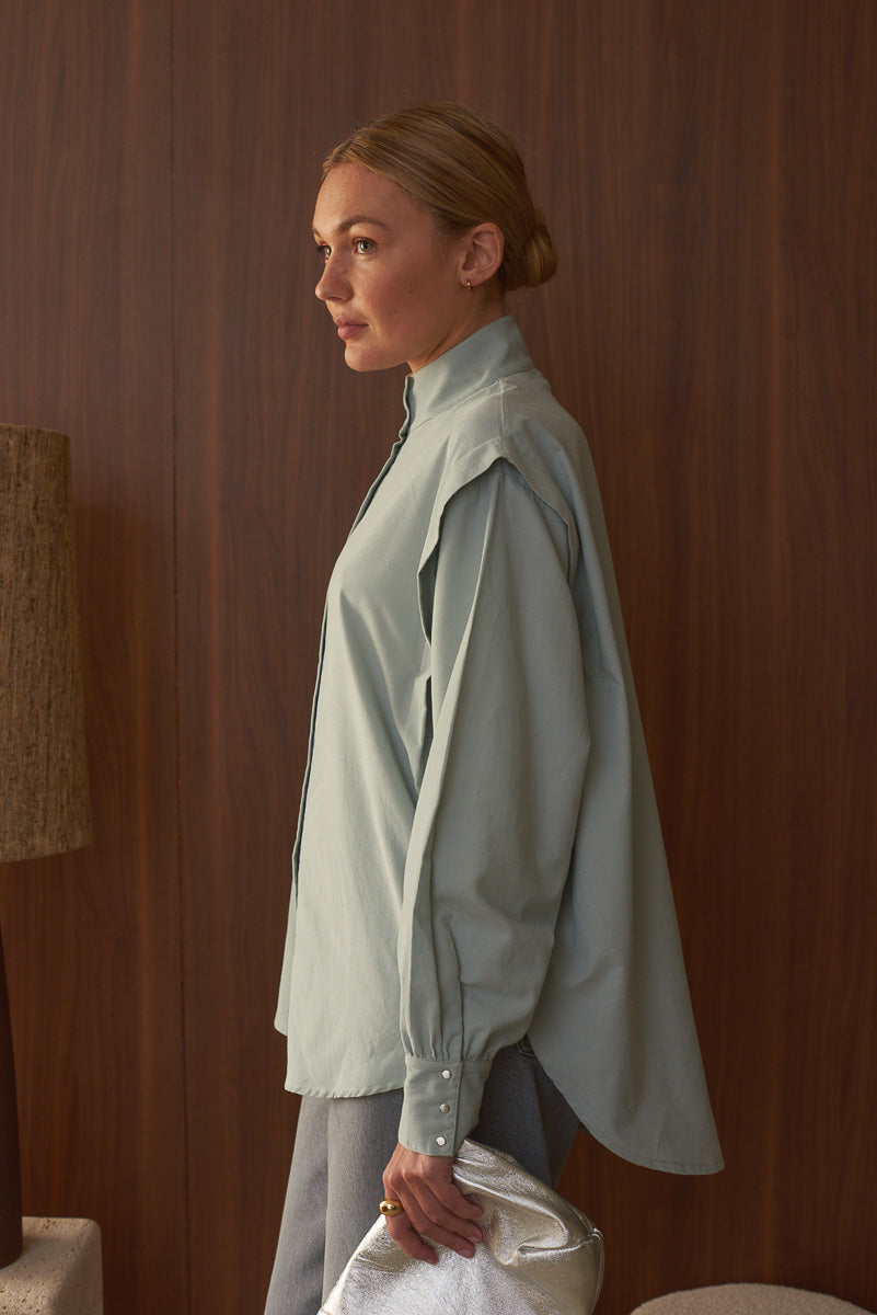 Vue de profil femme portant chemise col officier couleur céladon marlot paris