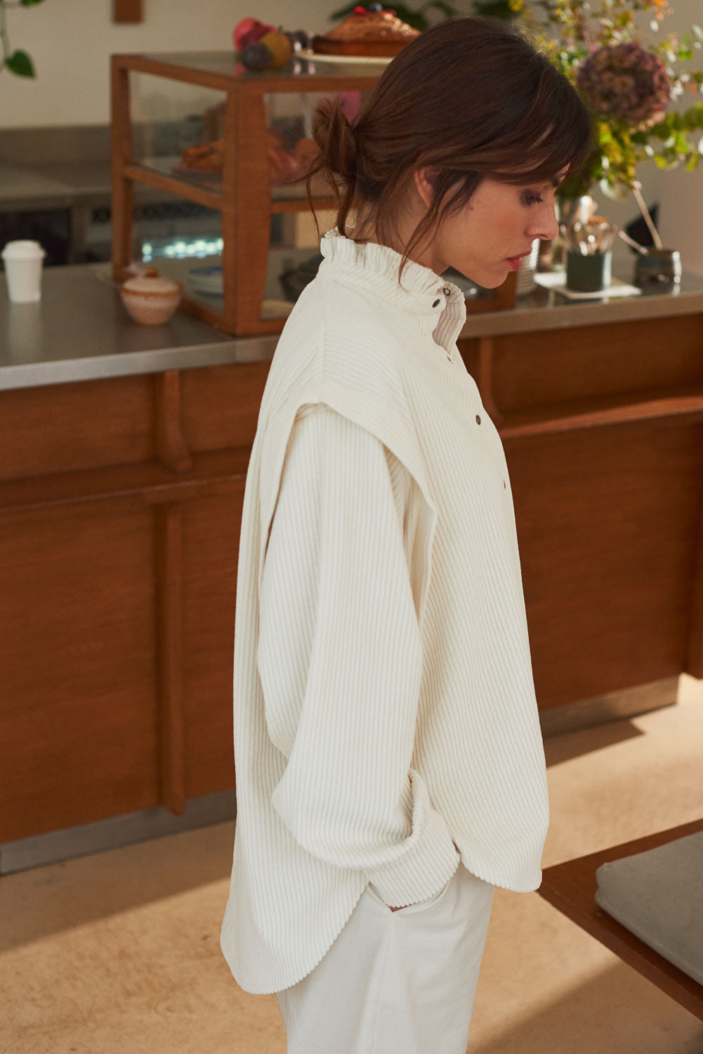 Vue de profil chemise femme velours côtelé blanc col à volants Marlot Paris.