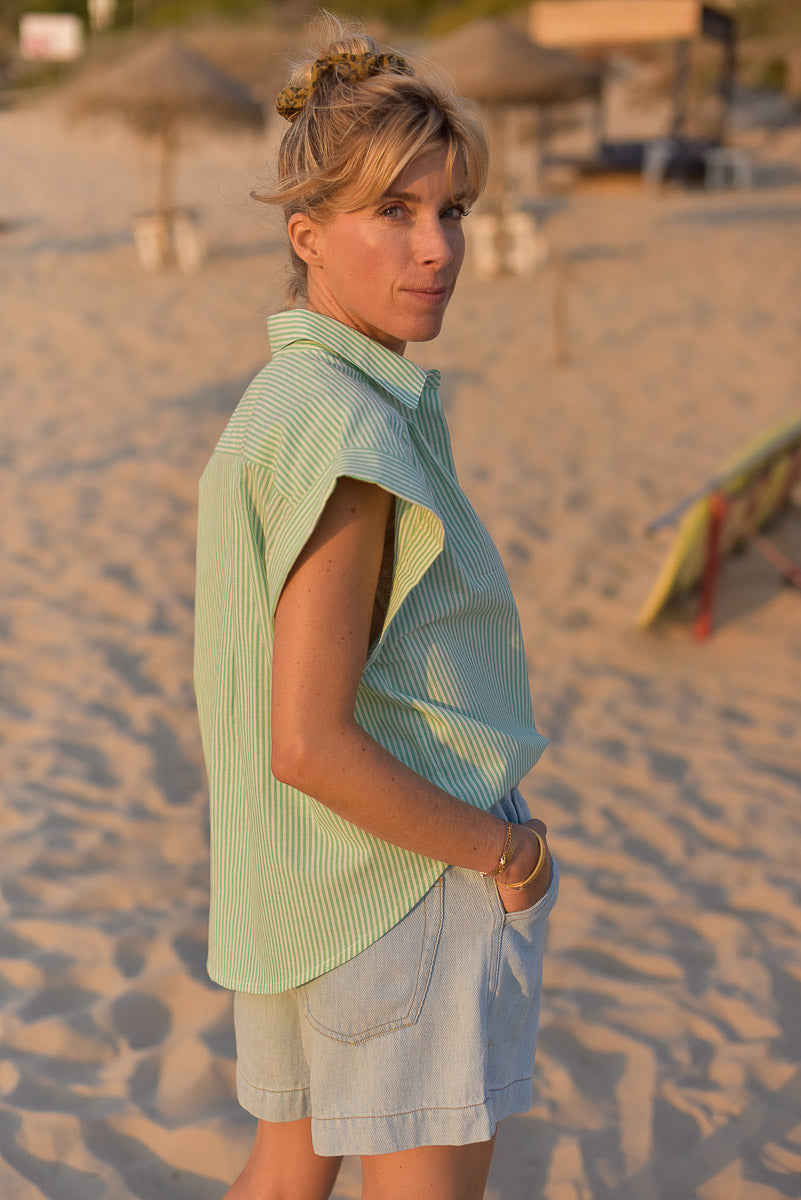 vue de profil look femme chemise rayures vertes short jean marlot paris