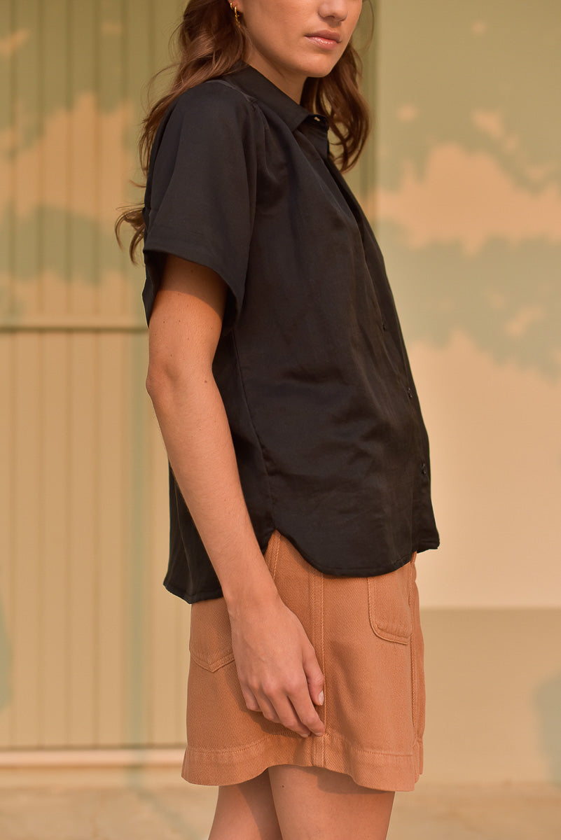vue de profil chemise noire femme soie manches courtes marlot paris