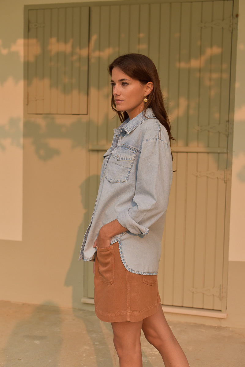 profil chemise jeans clair marlot paris mini jupe rose ombres mur