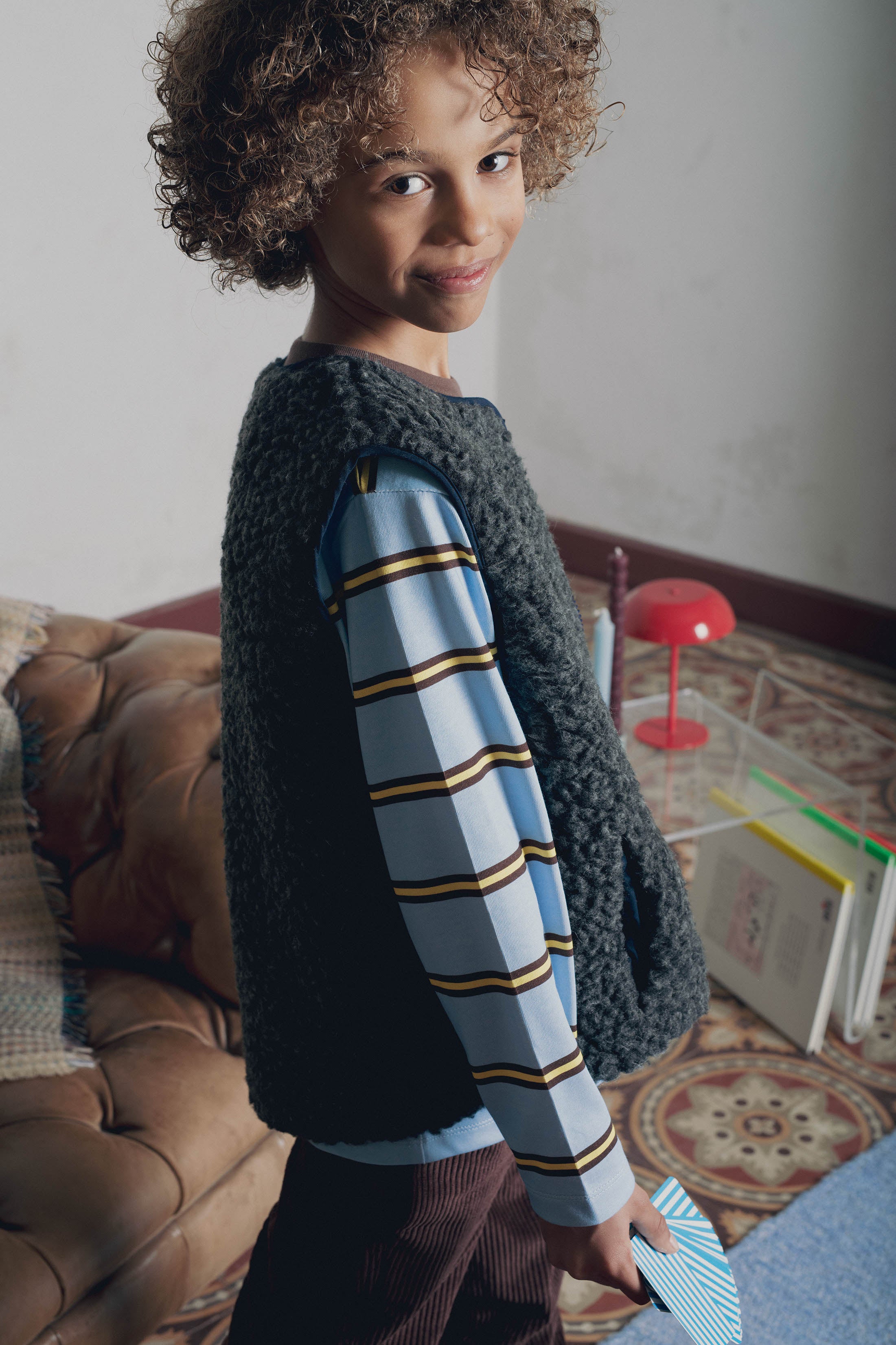 Vue de profil gilet enfant Joe gris moumoute Marlot Paris