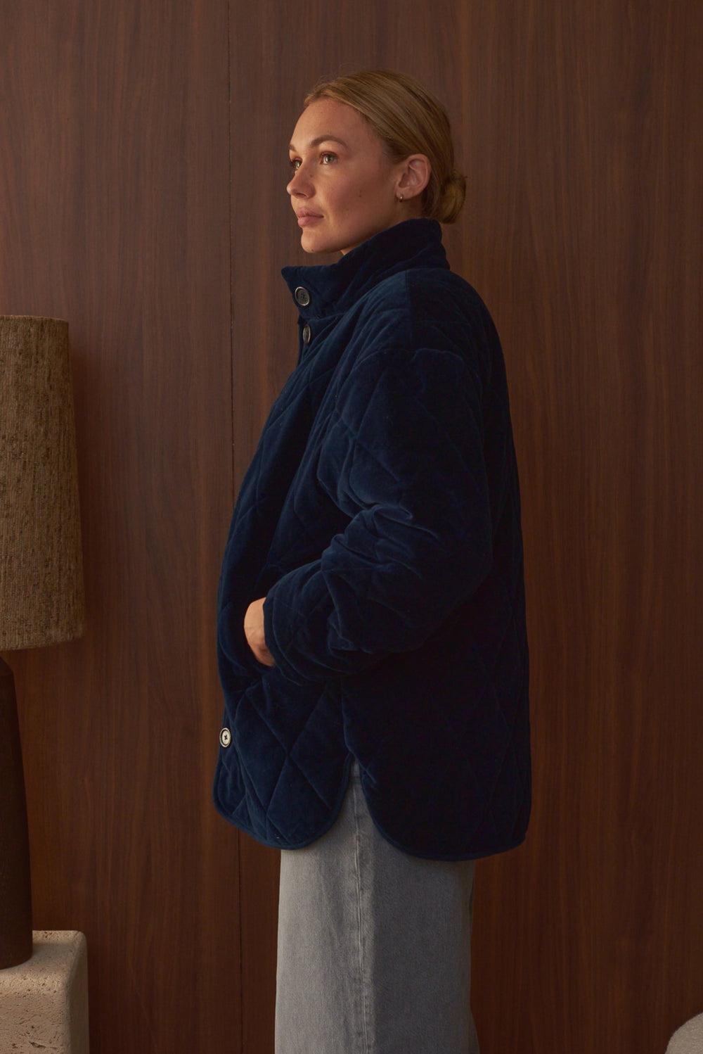Vue de profil manteau femme court velours indigo col montant Marlot Paris.