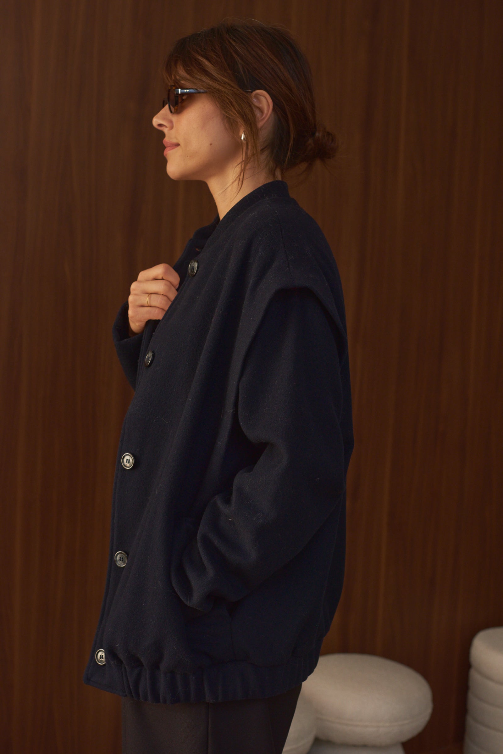 Vue de profil manteau femme court bleu marine laine et cachemire Marlot Paris.