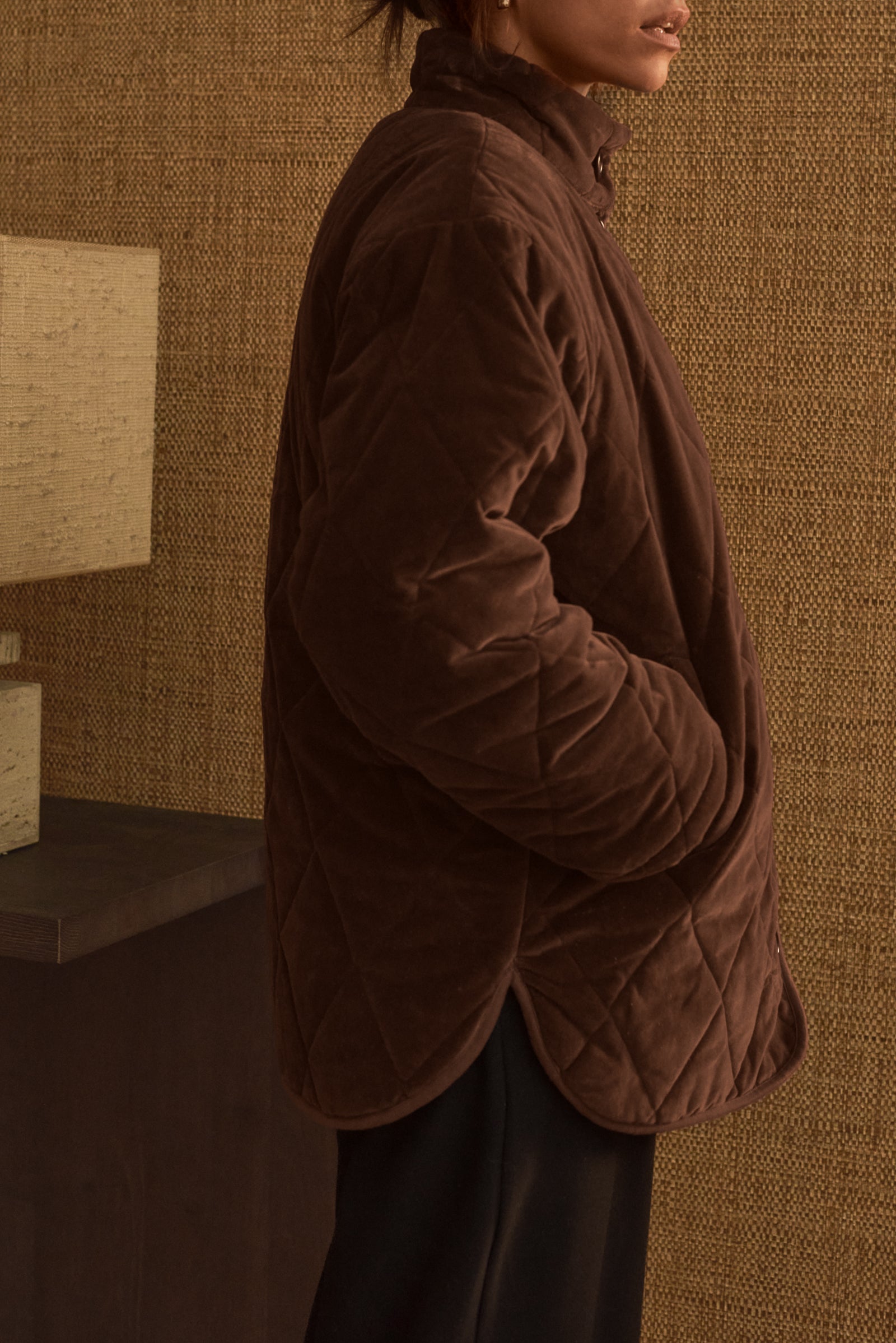 Vue de profil manteau femme velours matelassé marron Marlot Paris.