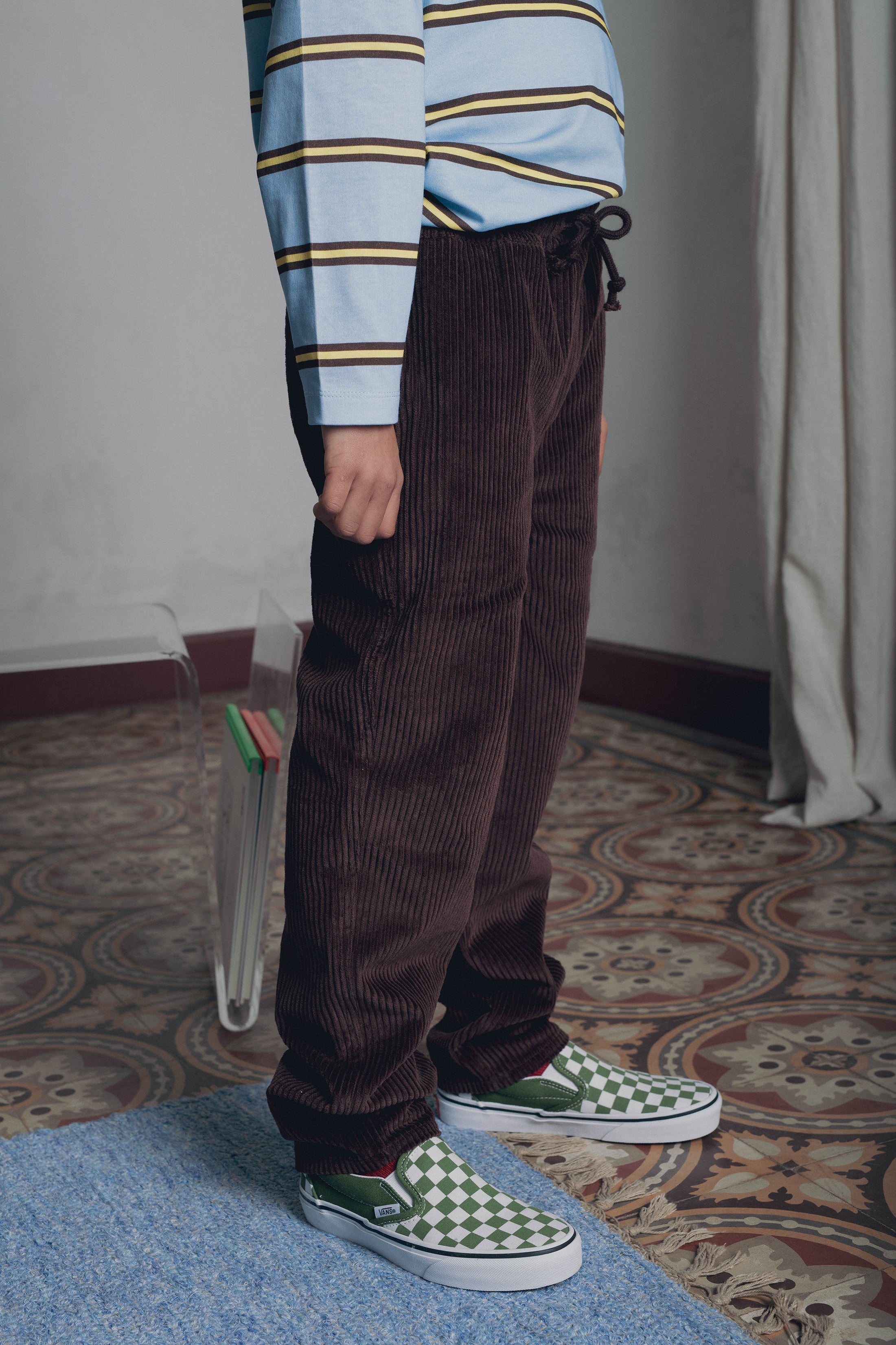 Vue de profil pantalon garçon maxou velours côtelé marron Marlot Paris