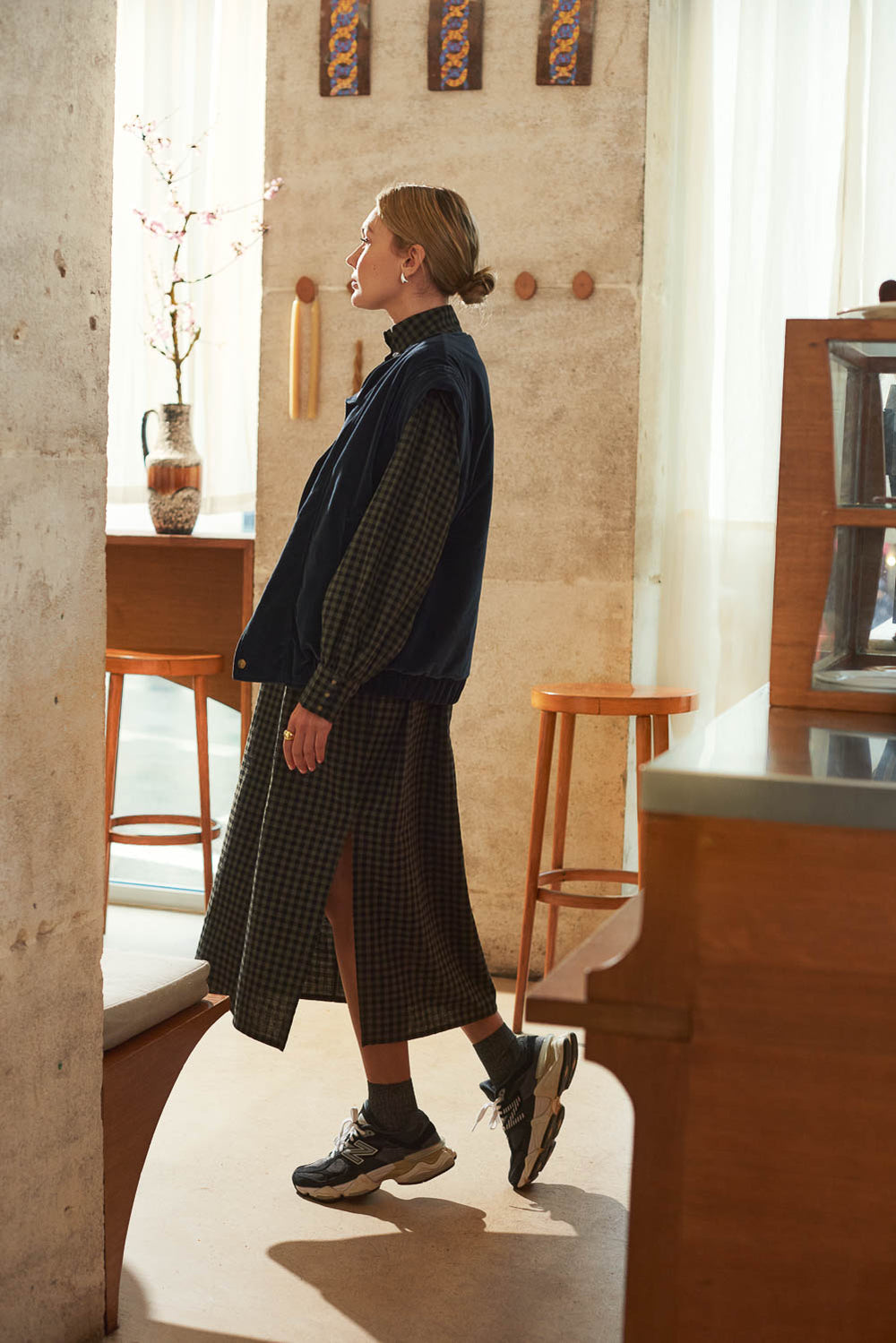 Vue de profil robe femme vichy kaki veste sans manches Marlot Paris.