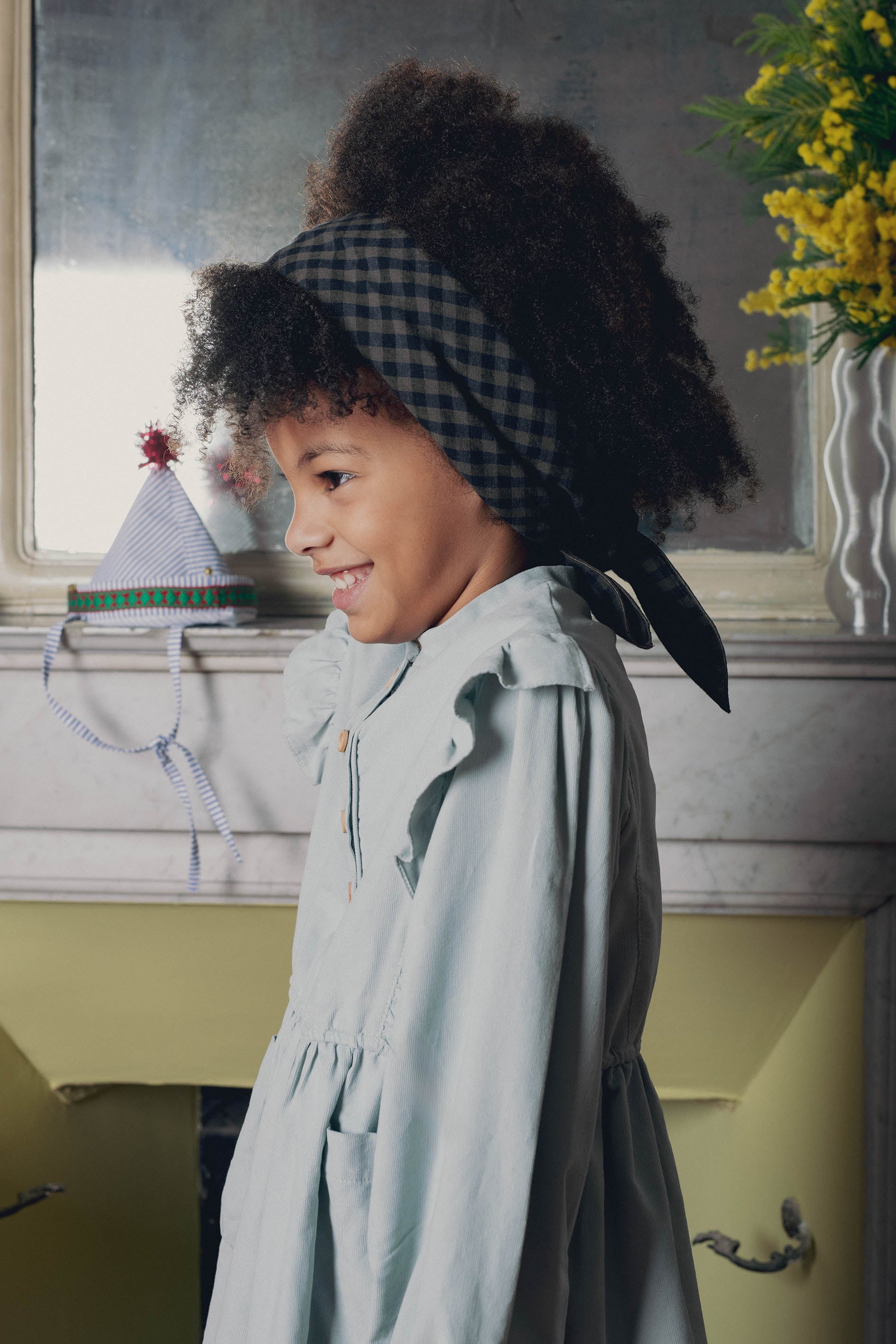 Détail profil volants épaules robe fille Emilie céladon Marlot Paris