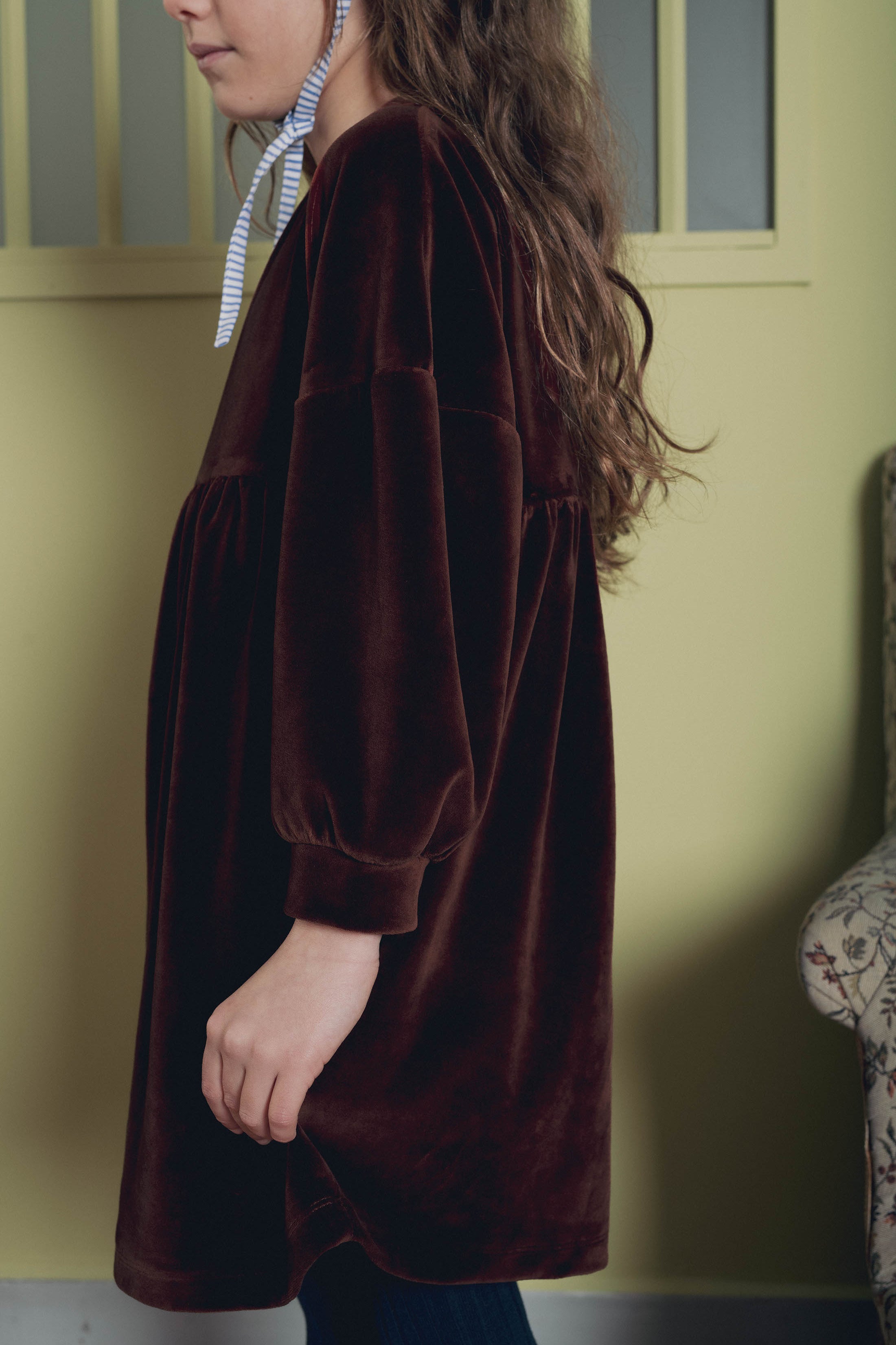 Détail manche robe fille velours brun Marlot Paris