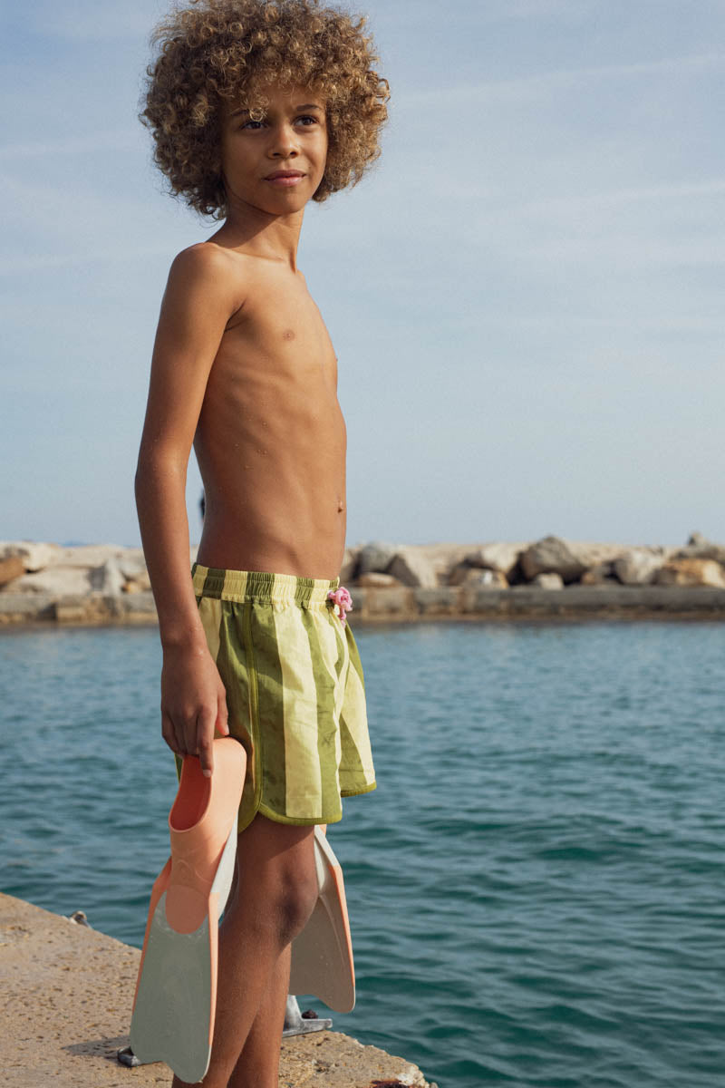 vue de profil garçon short de bain ibiza rayé kaki palmes marlot paris