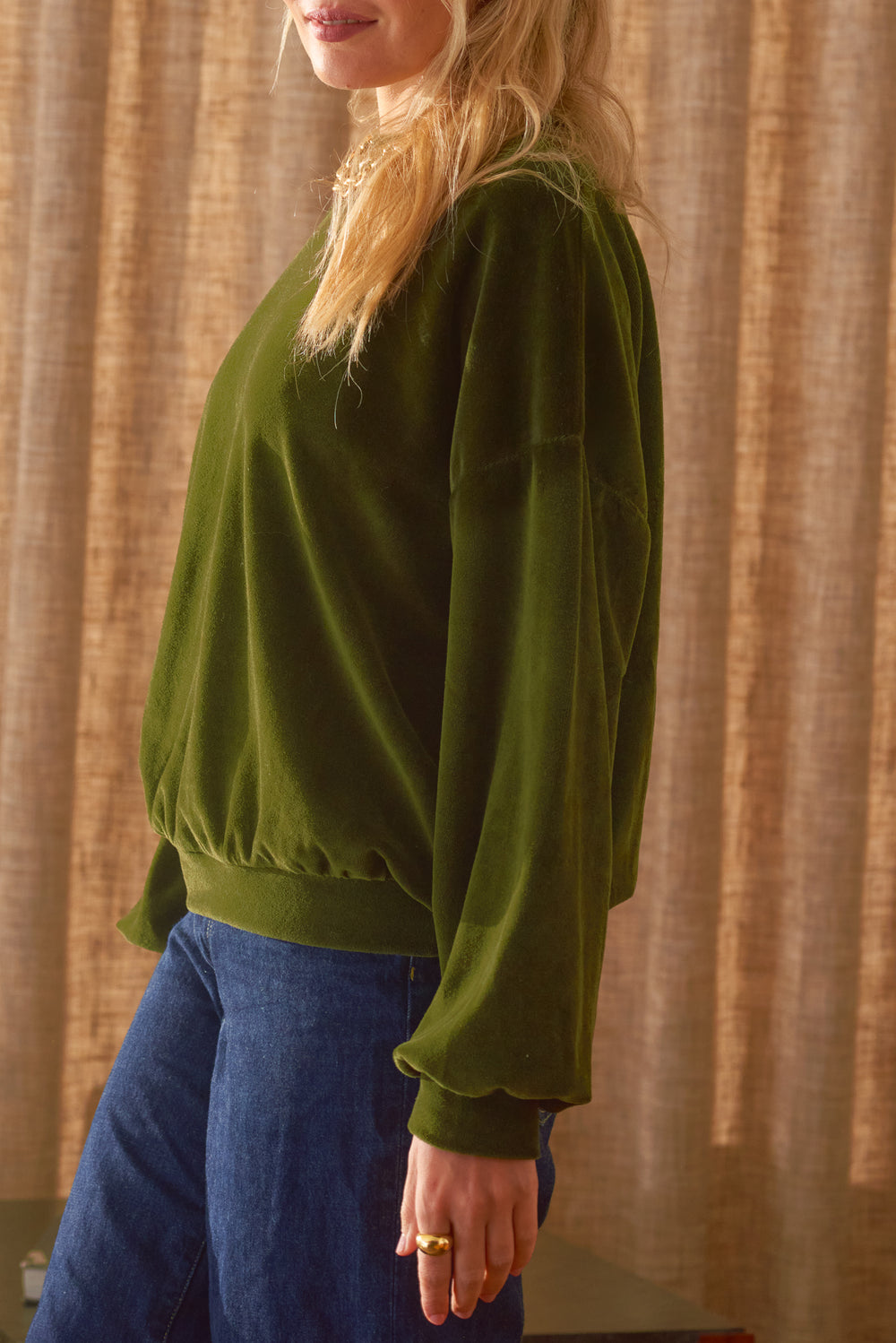 Vue de profil sweat femme Jane velours kaki Marlot Paris.
