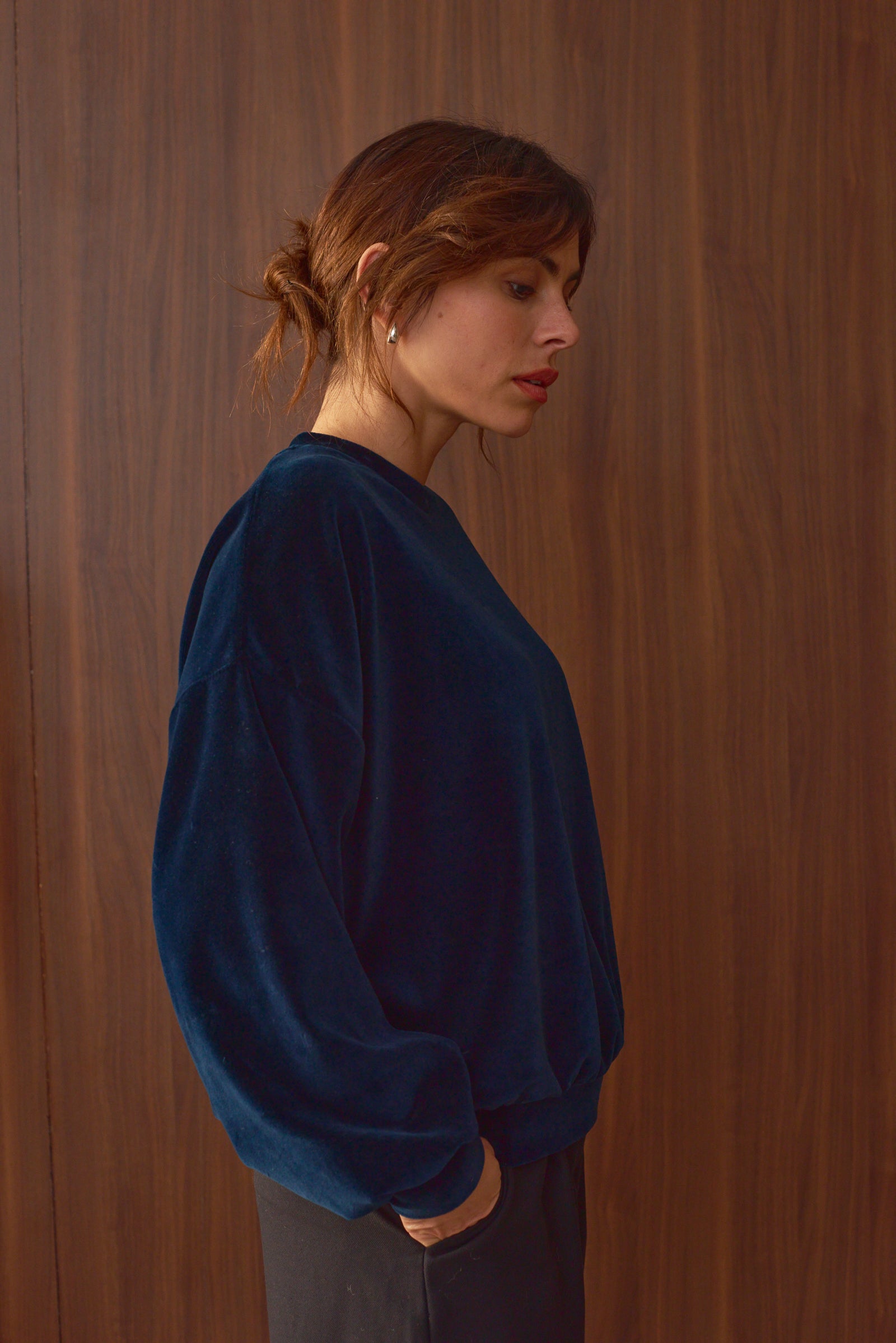 Vue de profil sweat femme velours bleu marine Marlot Paris.