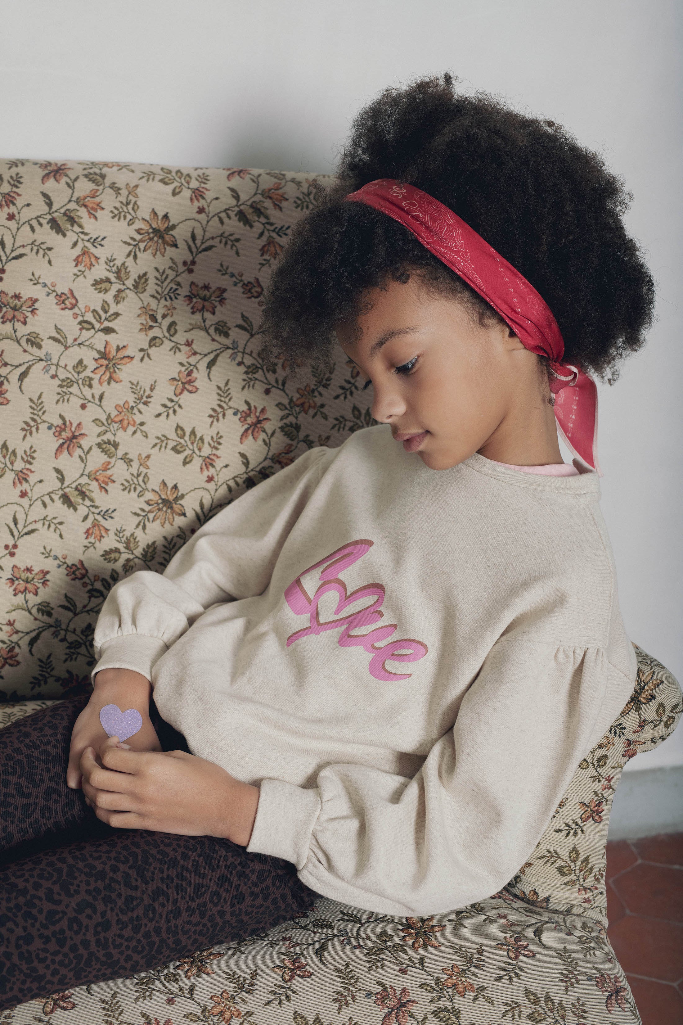 Look fille métisse sweat molleton beige motif love marlot paris