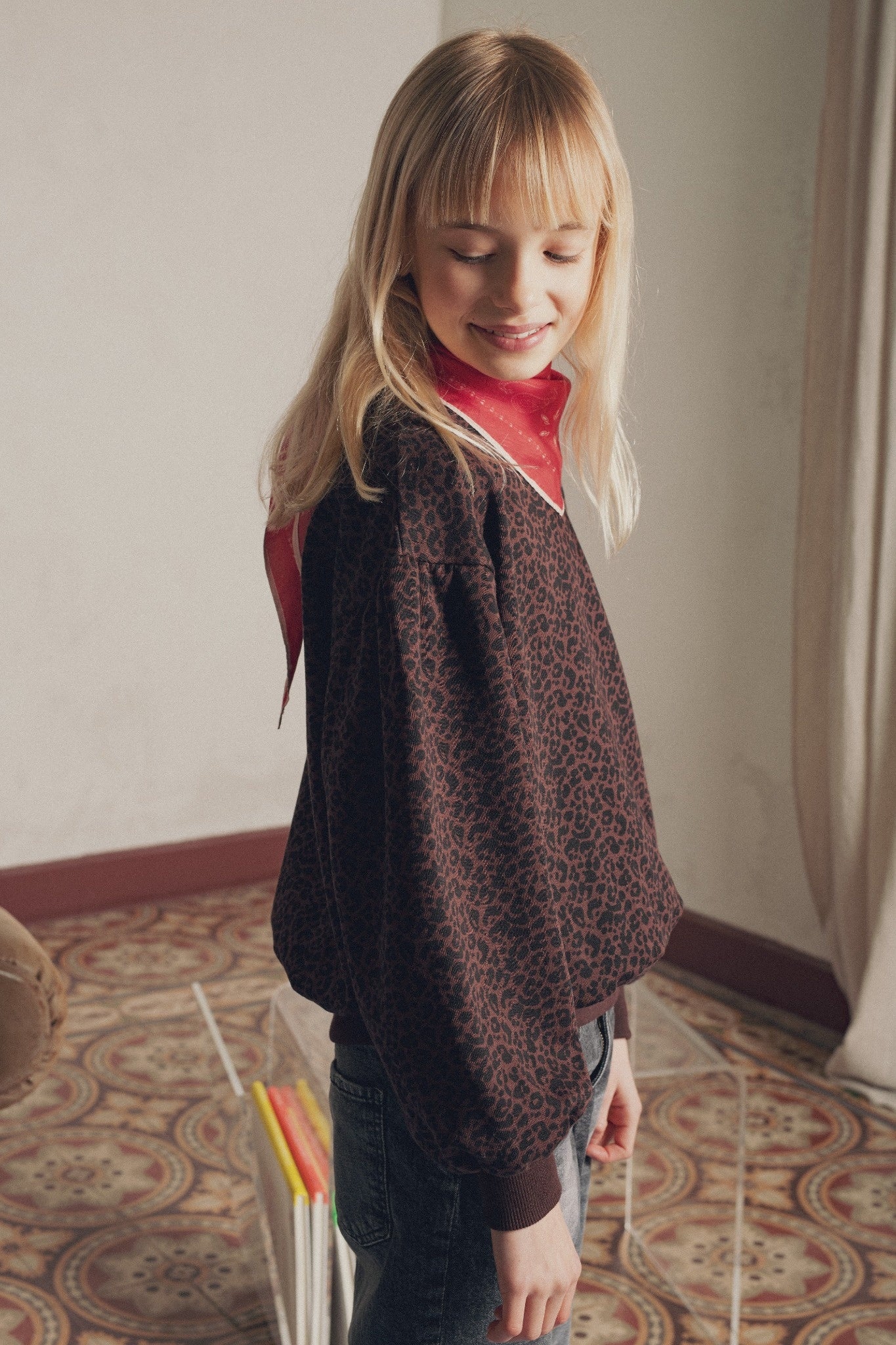 Vue de profil fillette blonde portant sweat Bueno léopard choco Marlot Paris.