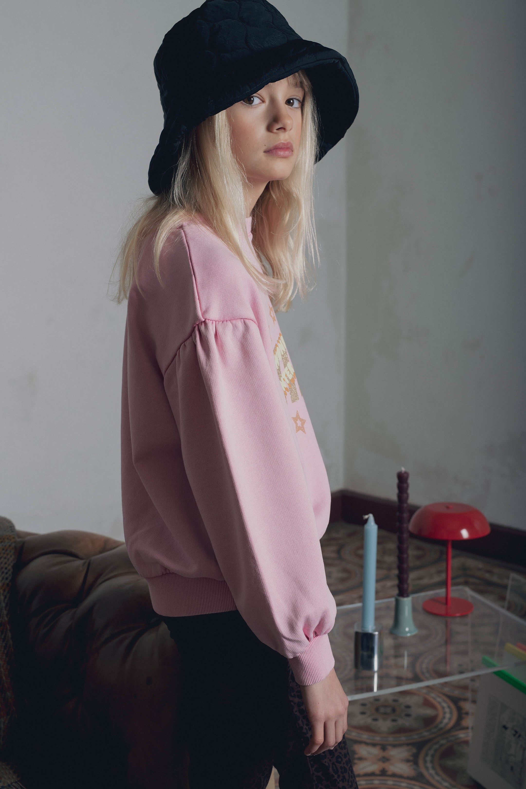 Vue de profil détail manche sweat fille rose Marlot Paris