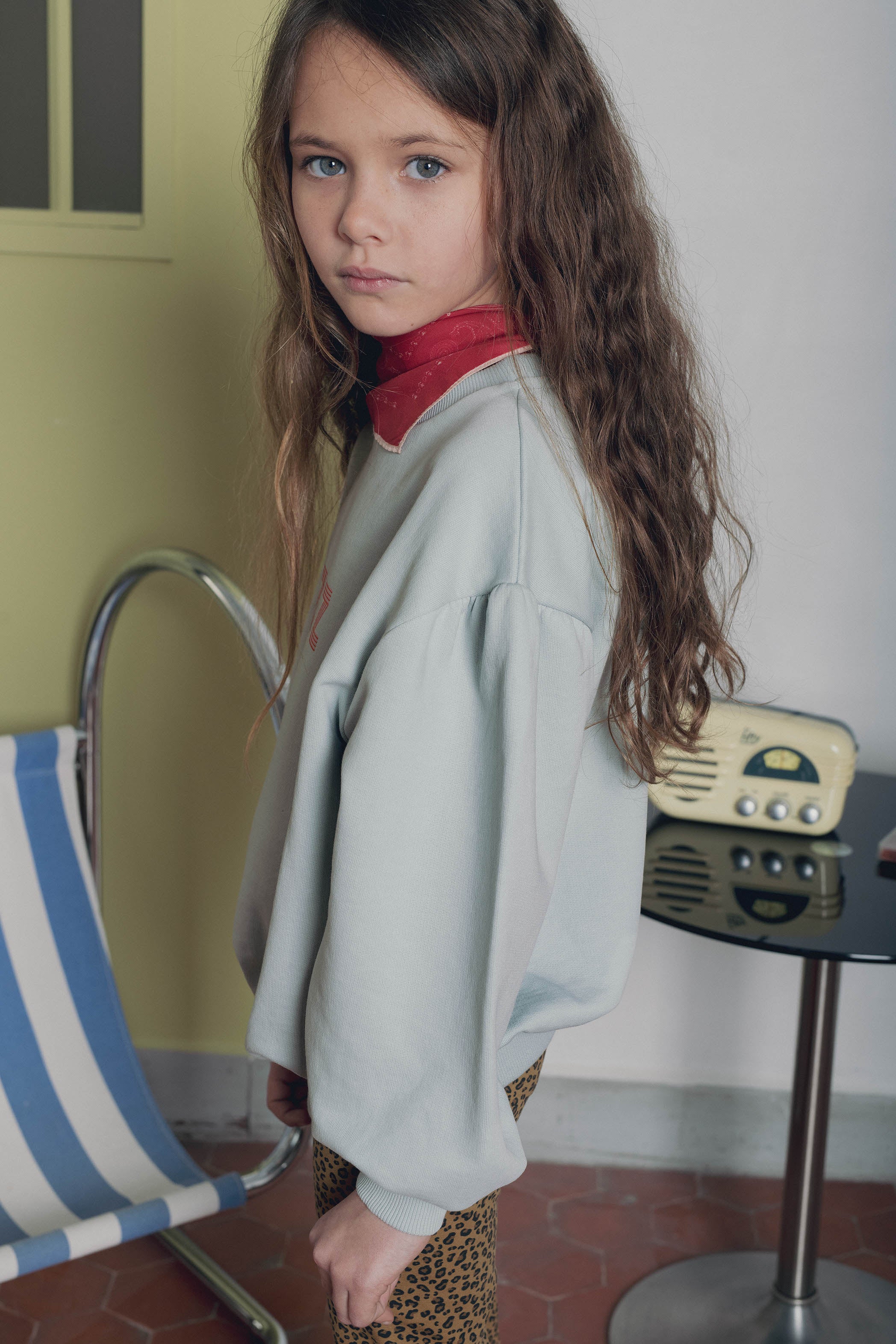 Vue de profil sweat enfant Bueno céladon marlot paris