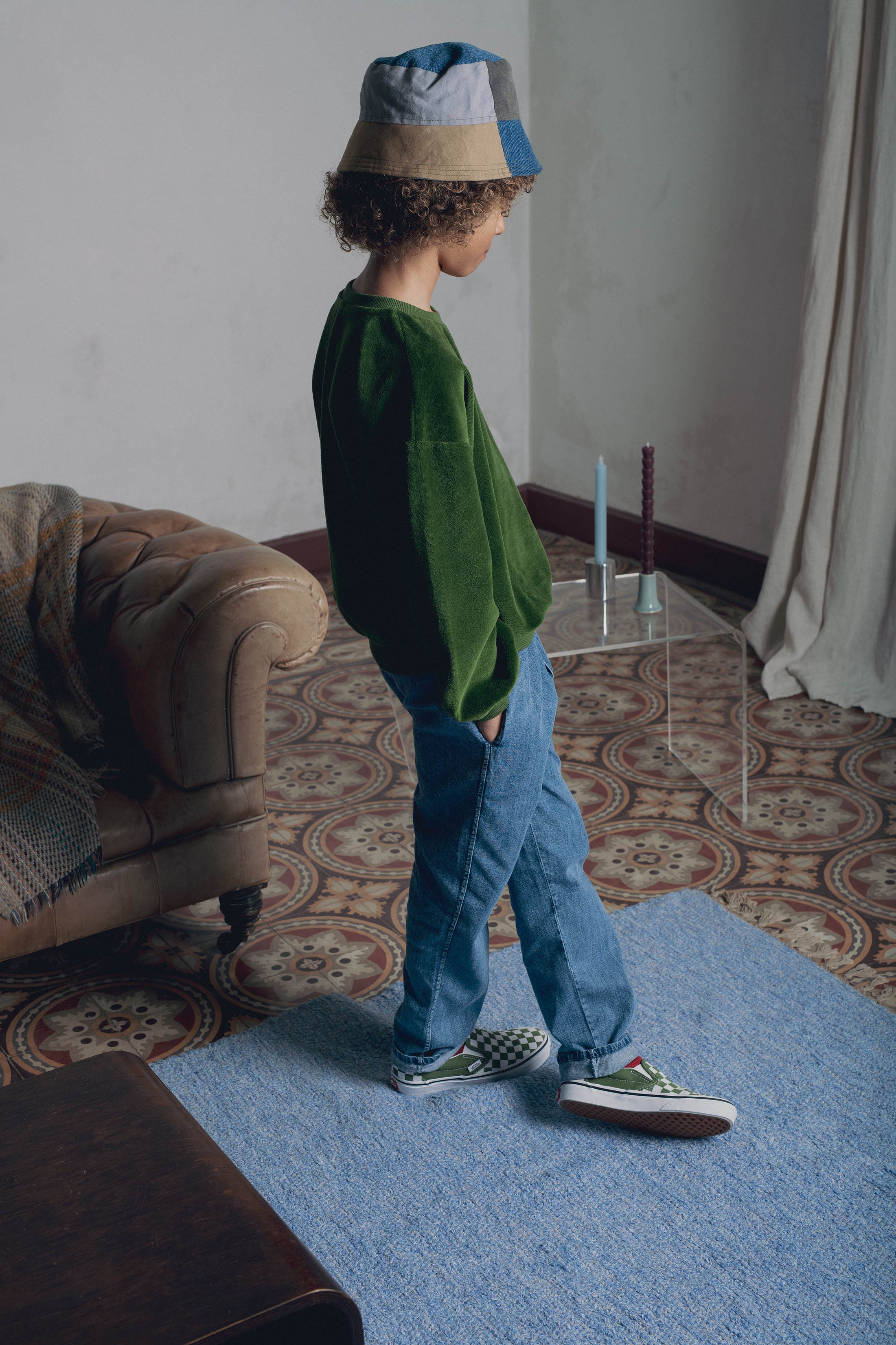 Vue de profil sweat garçon velours vert olive Marlot Paris