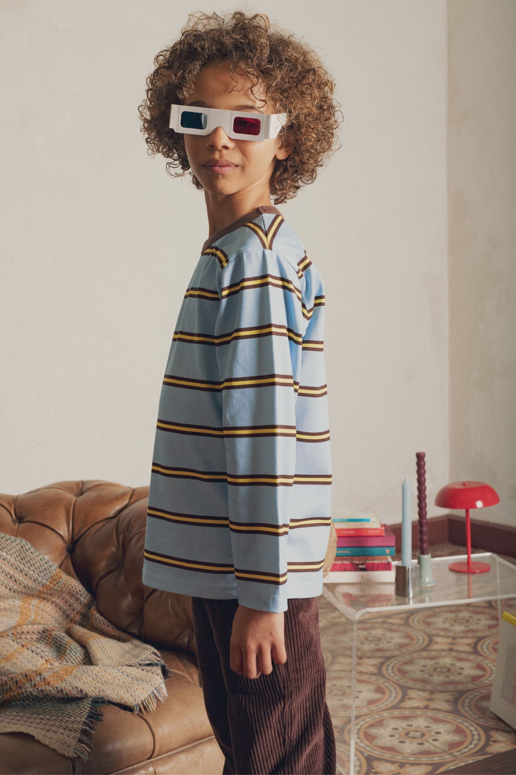 Vue de profil garçon portant tee-shirt rayé bleu jaune Marlot Paris.